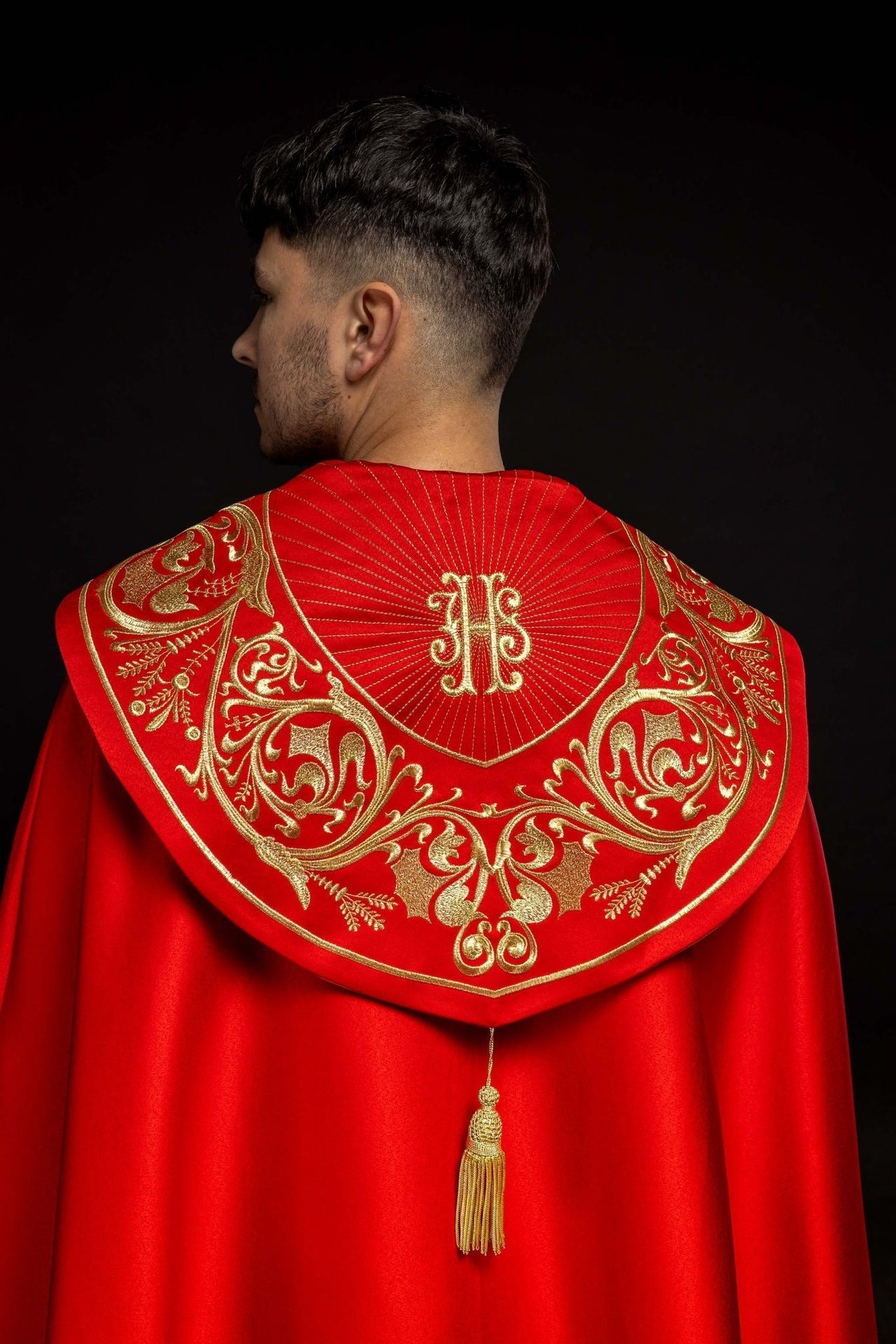 Kapa liturgiczna bogato haftowana IHS w kolorze czerwonym - SZATYLITURGICZNE.PL