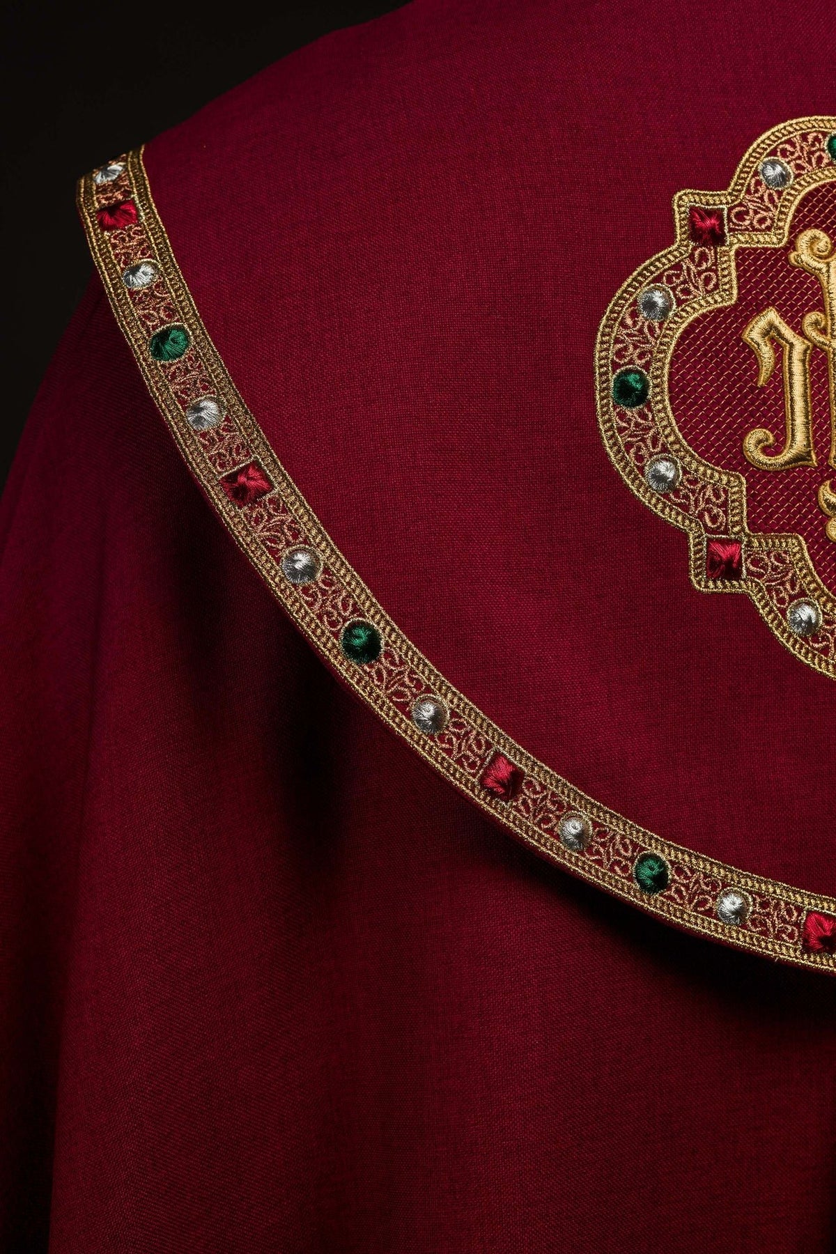 Kapa Liturgiczna Czerwona ze Złotym IHS z Satyny - SZATYLITURGICZNE.PL