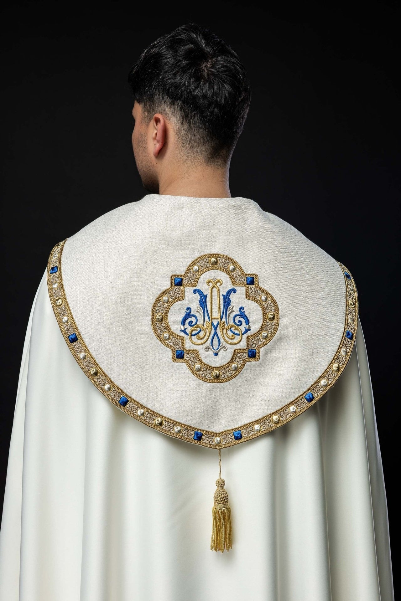 Kapa Liturgiczna Ecru z Haftem Maryjnym - Polska Produkcja - SZATYLITURGICZNE.PL