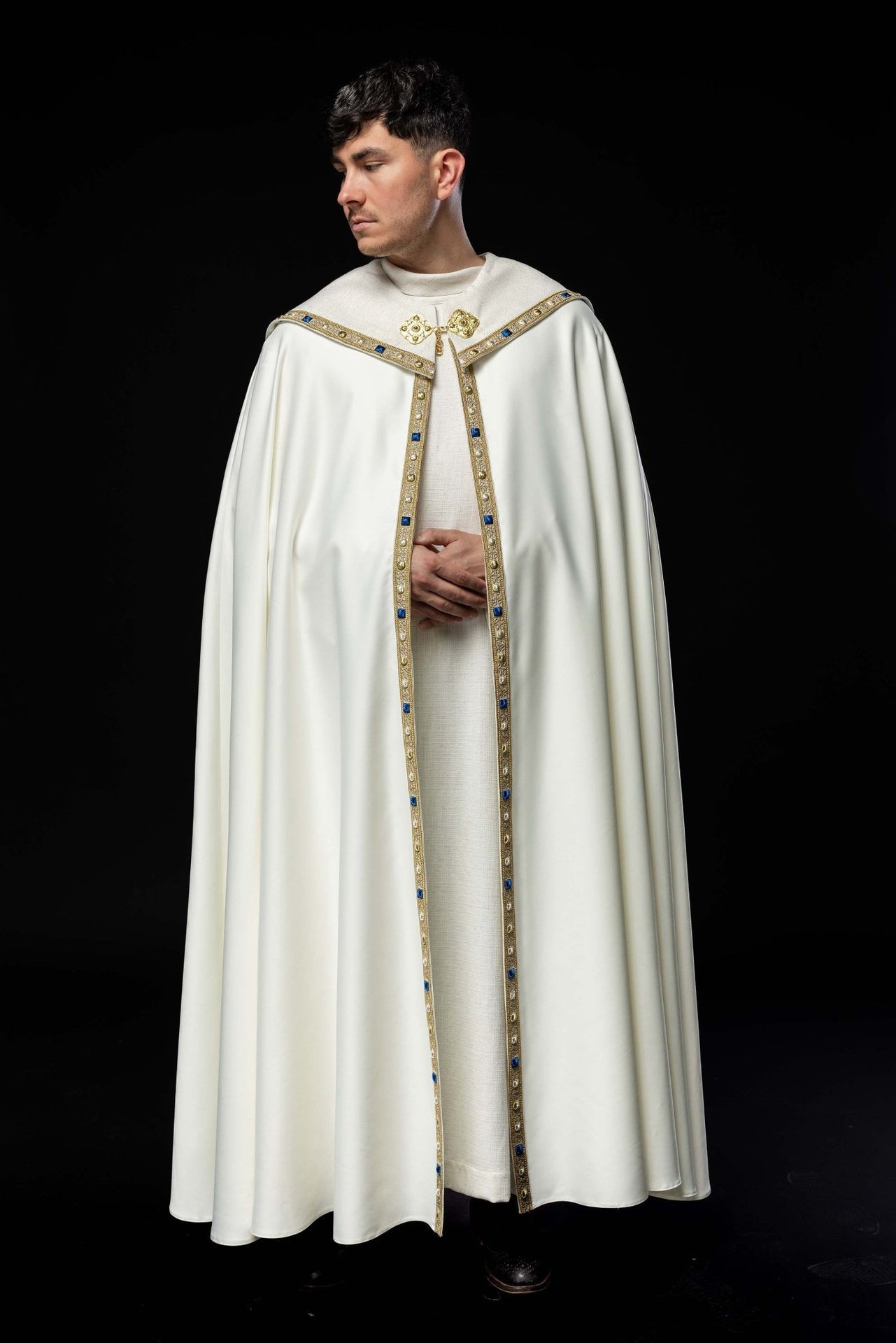 Kapa Liturgiczna Ecru z Haftem Maryjnym - Polska Produkcja - SZATYLITURGICZNE.PL