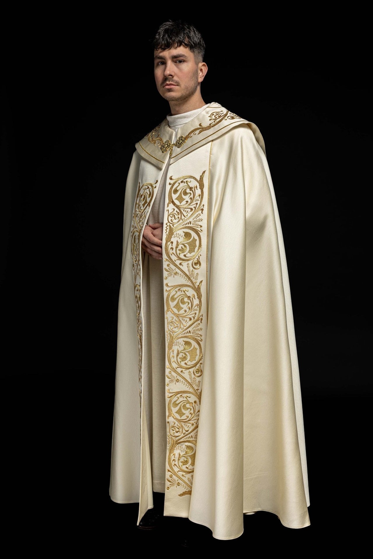 Kapa liturgiczna haftowana IHS ecru - SZATYLITURGICZNE.PL