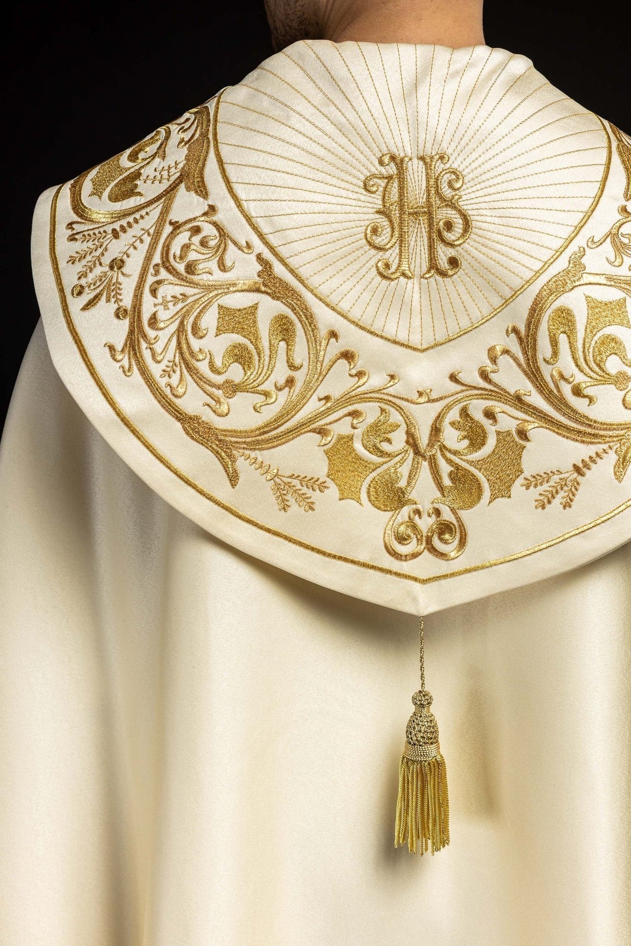 Kapa liturgiczna haftowana IHS ecru - SZATYLITURGICZNE.PL