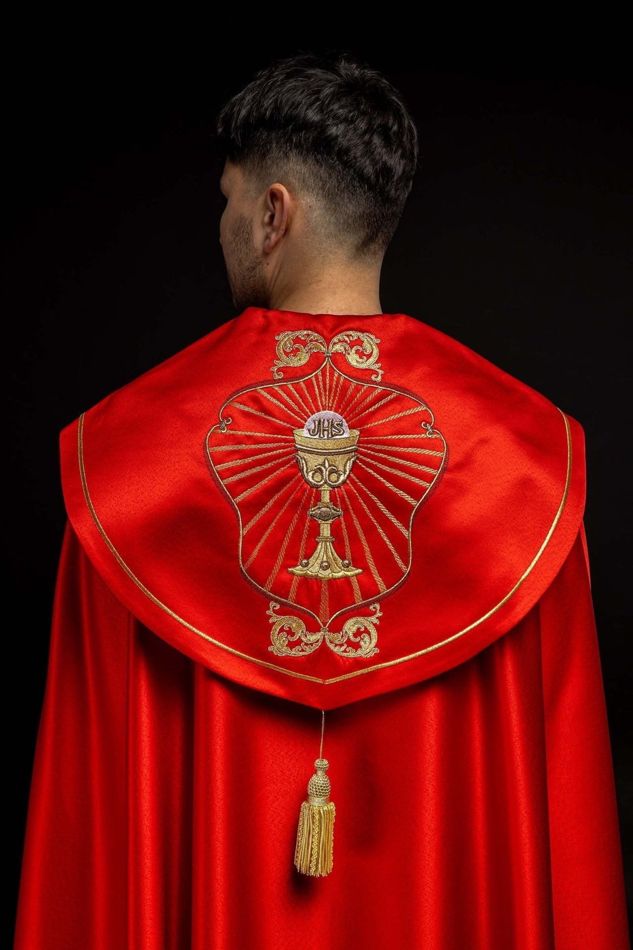 Kapa liturgiczna haftowana kielich i IHS w odcieniu czerwonym - SZATYLITURGICZNE.PL