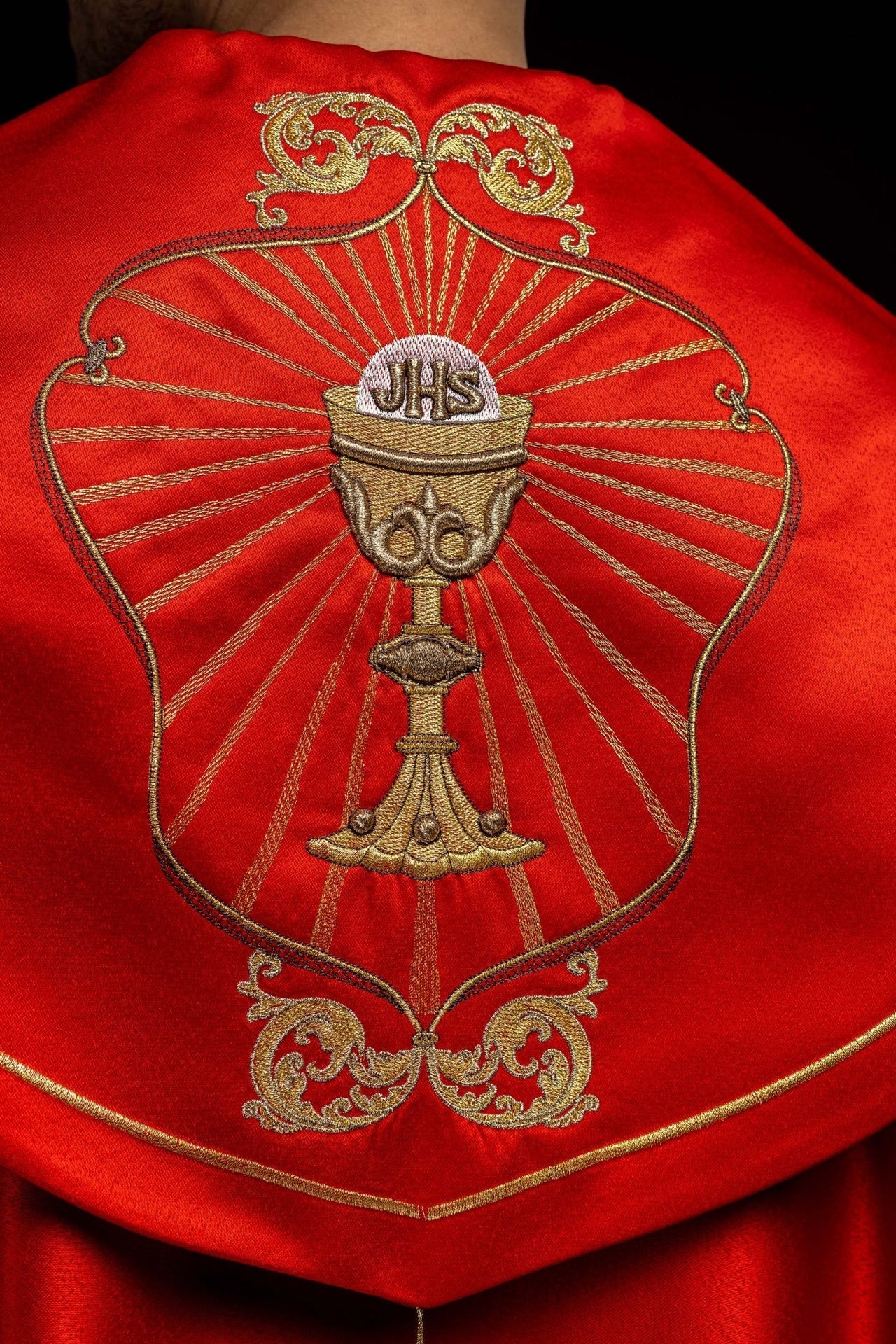 Kapa liturgiczna haftowana kielich i IHS w odcieniu czerwonym - SZATYLITURGICZNE.PL