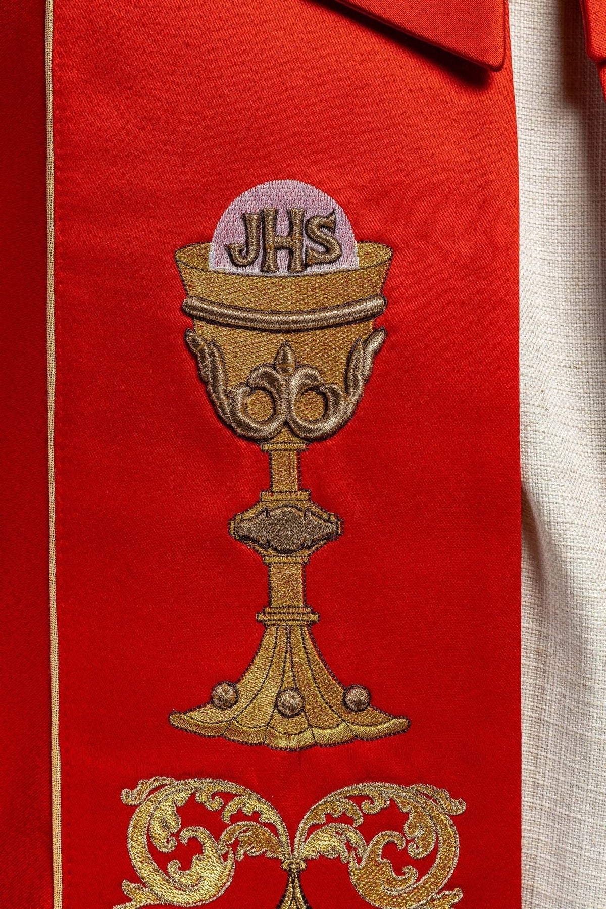 Kapa liturgiczna haftowana kielich i IHS w odcieniu czerwonym - SZATYLITURGICZNE.PL