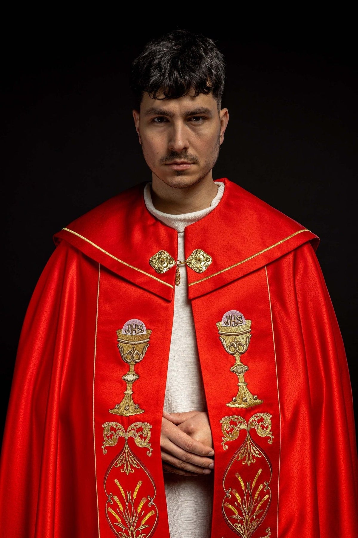 Kapa liturgiczna haftowana kielich i IHS w odcieniu czerwonym - SZATYLITURGICZNE.PL