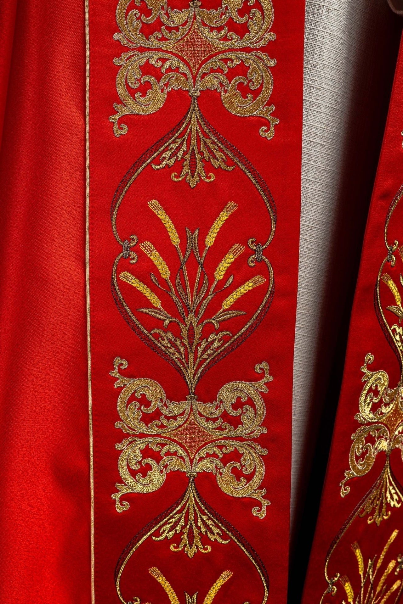 Kapa liturgiczna haftowana kielich i IHS w odcieniu czerwonym - SZATYLITURGICZNE.PL