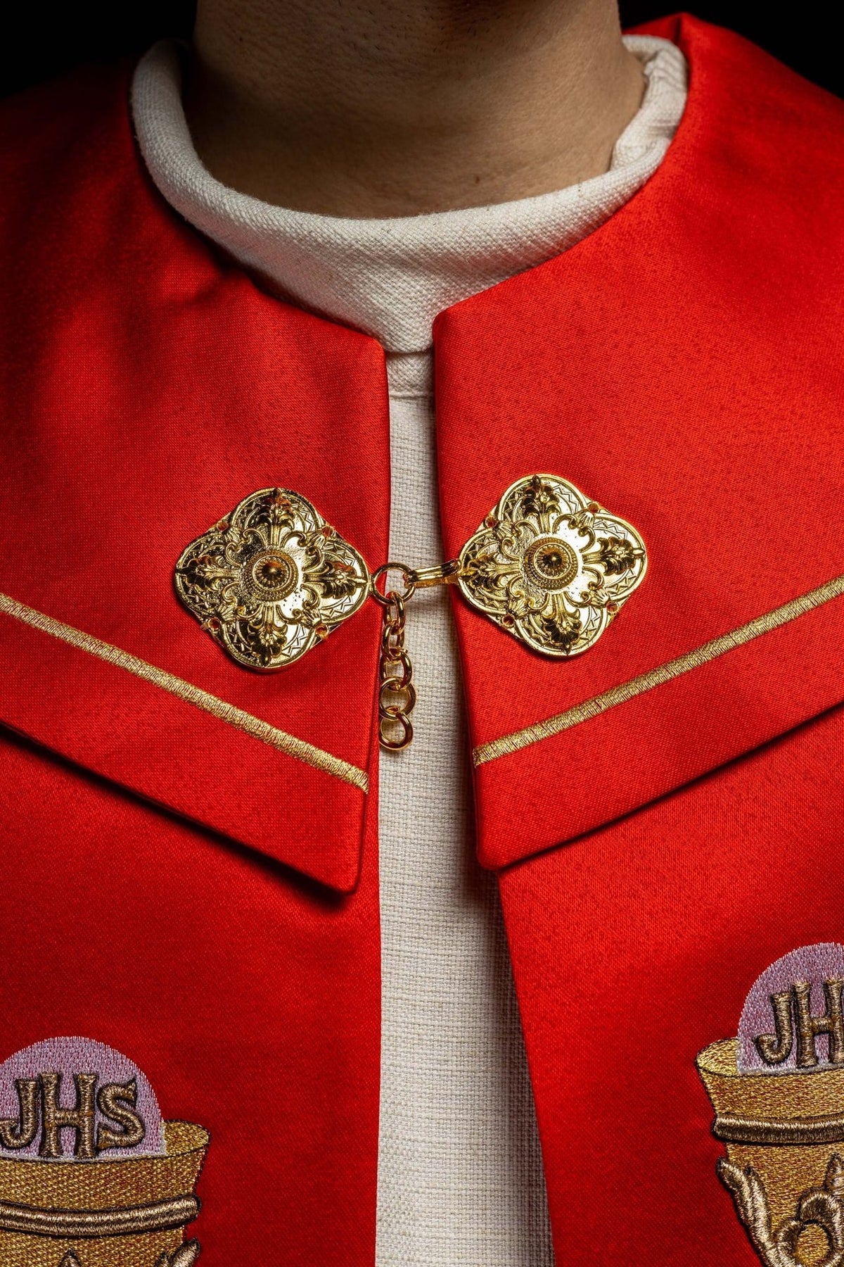 Kapa liturgiczna haftowana kielich i IHS w odcieniu czerwonym - SZATYLITURGICZNE.PL