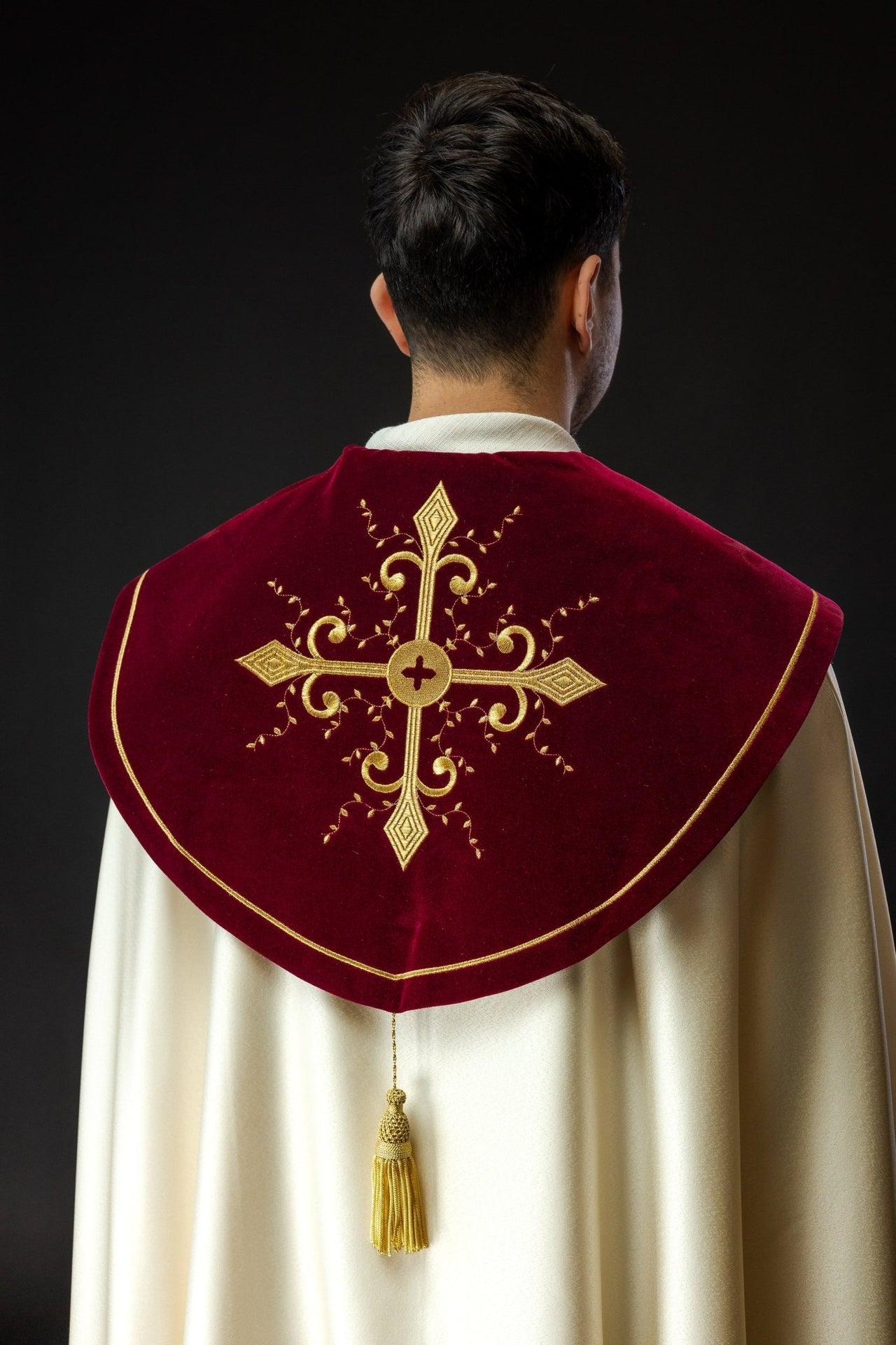 Kapa liturgiczna haftowana z bordowym pasem - SZATYLITURGICZNE.PL