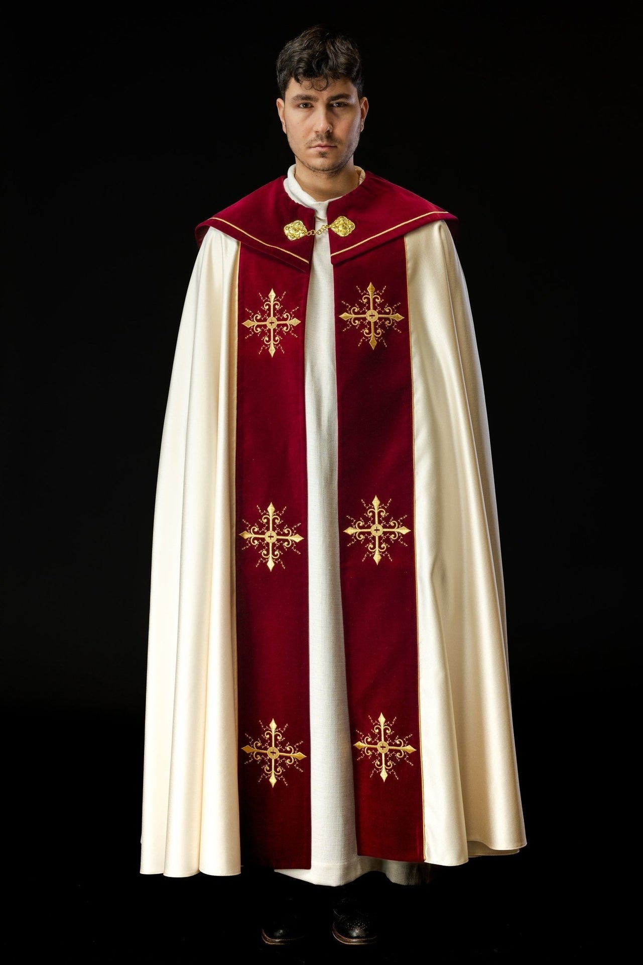 Kapa liturgiczna haftowana z bordowym pasem - SZATYLITURGICZNE.PL
