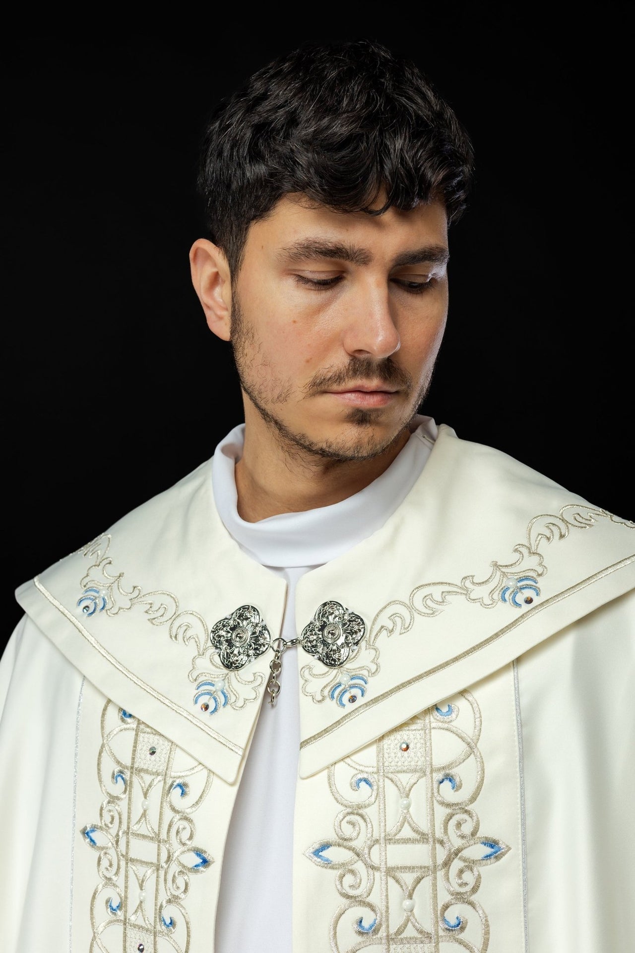 Kapa Liturgiczna Haftowana Z Symbolem Maryjnym - SZATYLITURGICZNE.PL