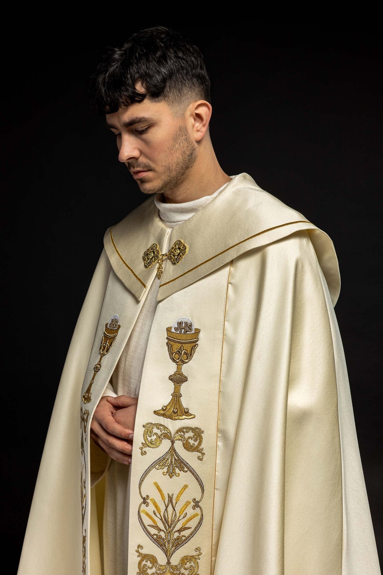 Kapa liturgiczna haftowany kielich i IHS ecru - SZATYLITURGICZNE.PL