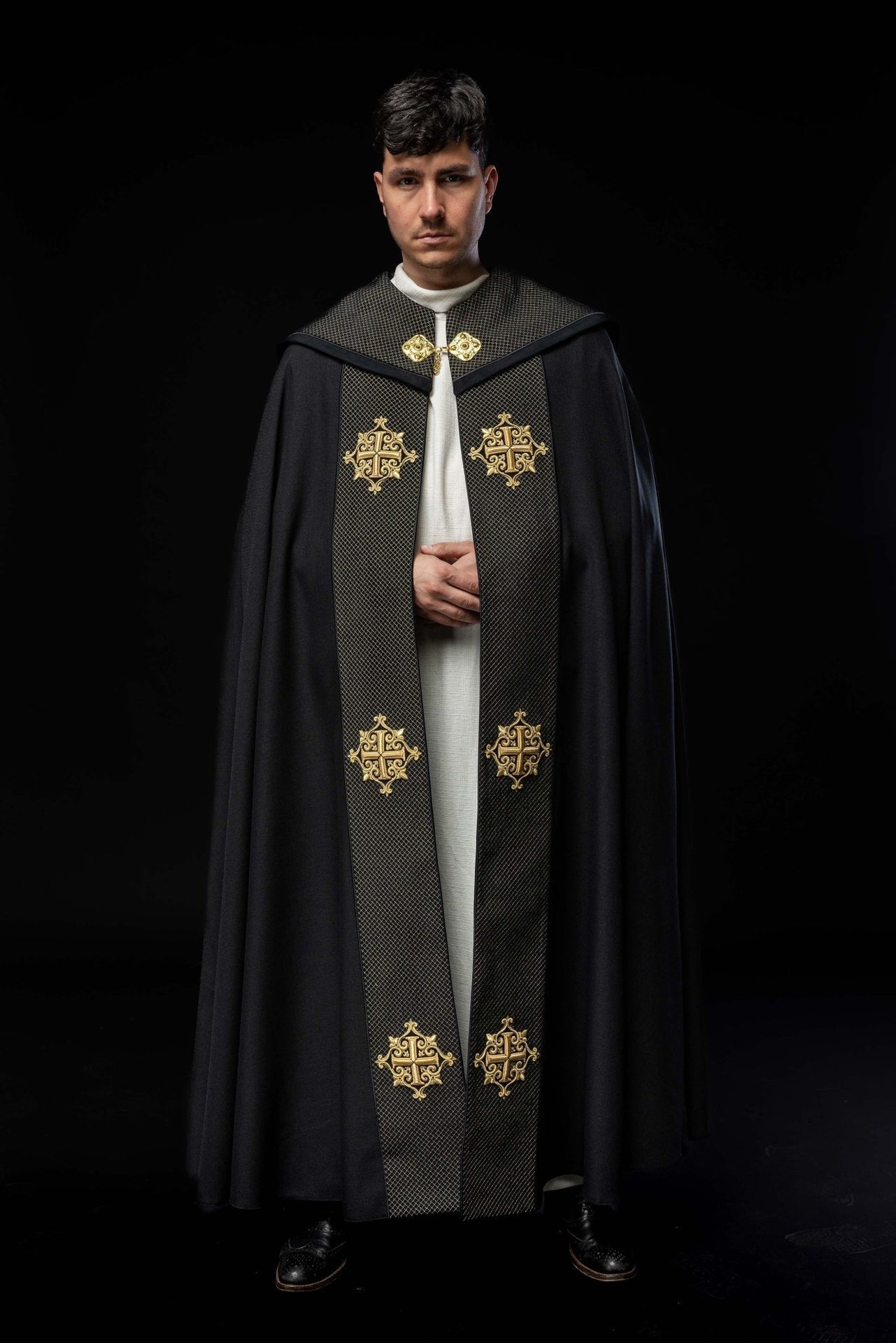 Kapa liturgiczna z aksamitnym czarnym pasem i haftem krzyży - SZATYLITURGICZNE.PL