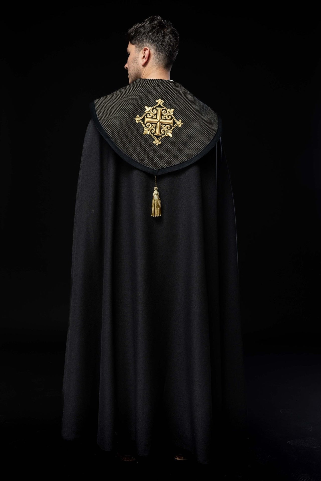 Kapa liturgiczna z aksamitnym czarnym pasem i haftem krzyży - SZATYLITURGICZNE.PL