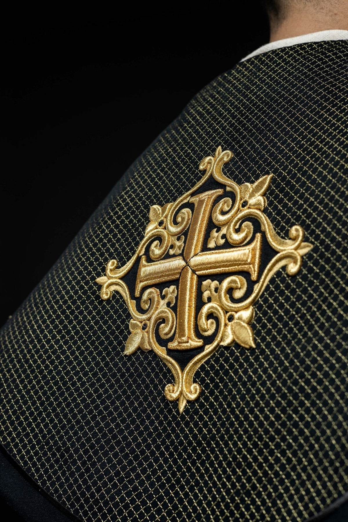 Kapa liturgiczna z aksamitnym czarnym pasem i haftem krzyży - SZATYLITURGICZNE.PL
