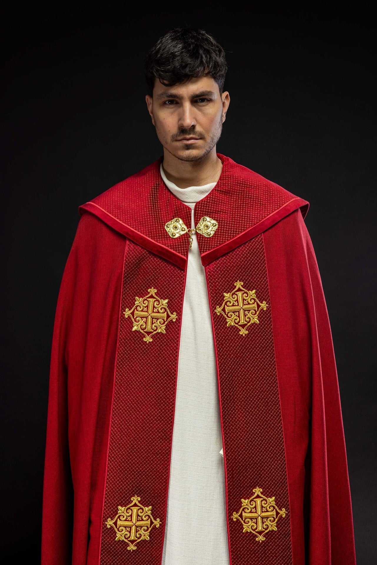 Kapa liturgiczna z aksamitnym czerwonym pasem i haftem krzyży - SZATYLITURGICZNE.PL