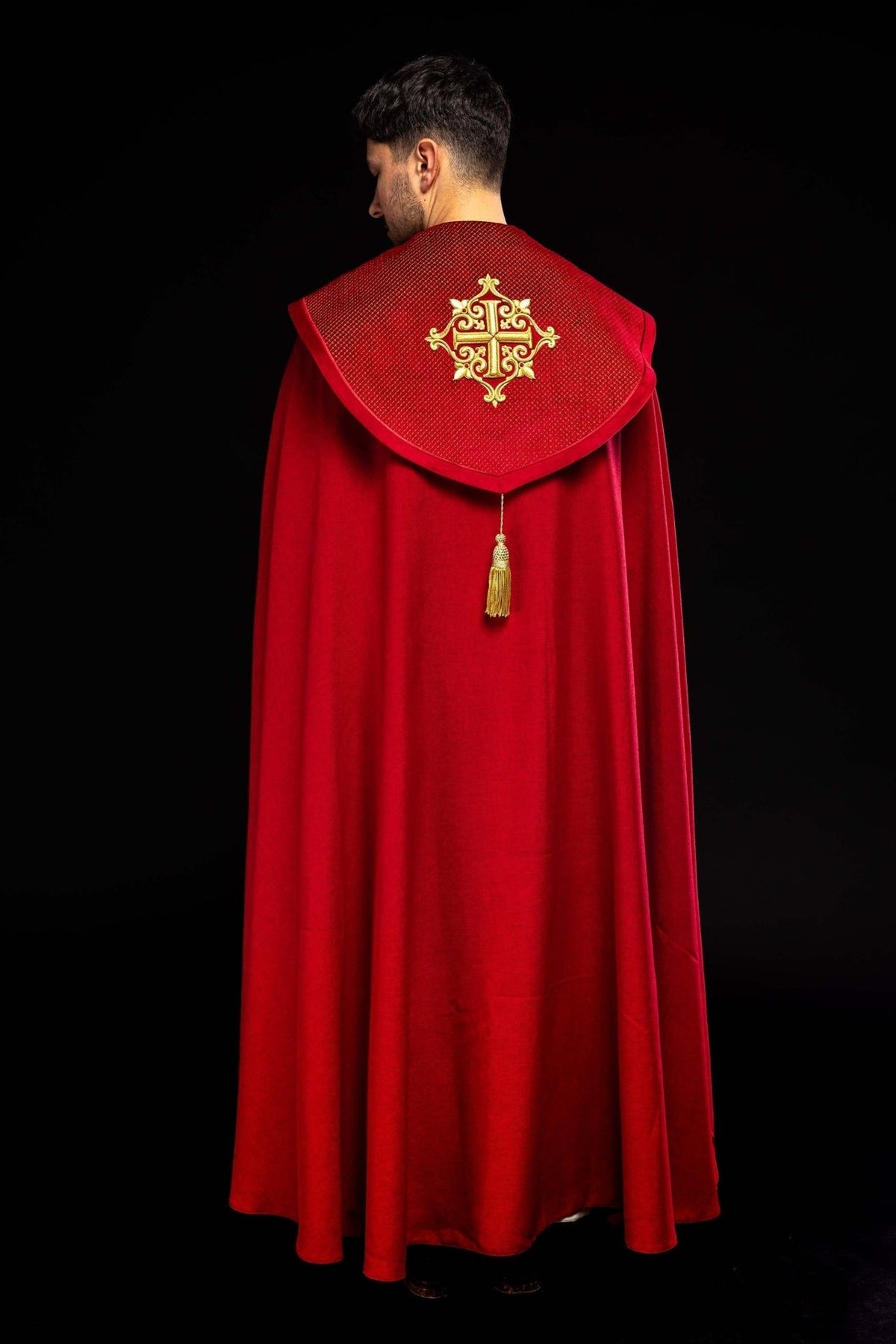Kapa liturgiczna z aksamitnym czerwonym pasem i haftem krzyży - SZATYLITURGICZNE.PL
