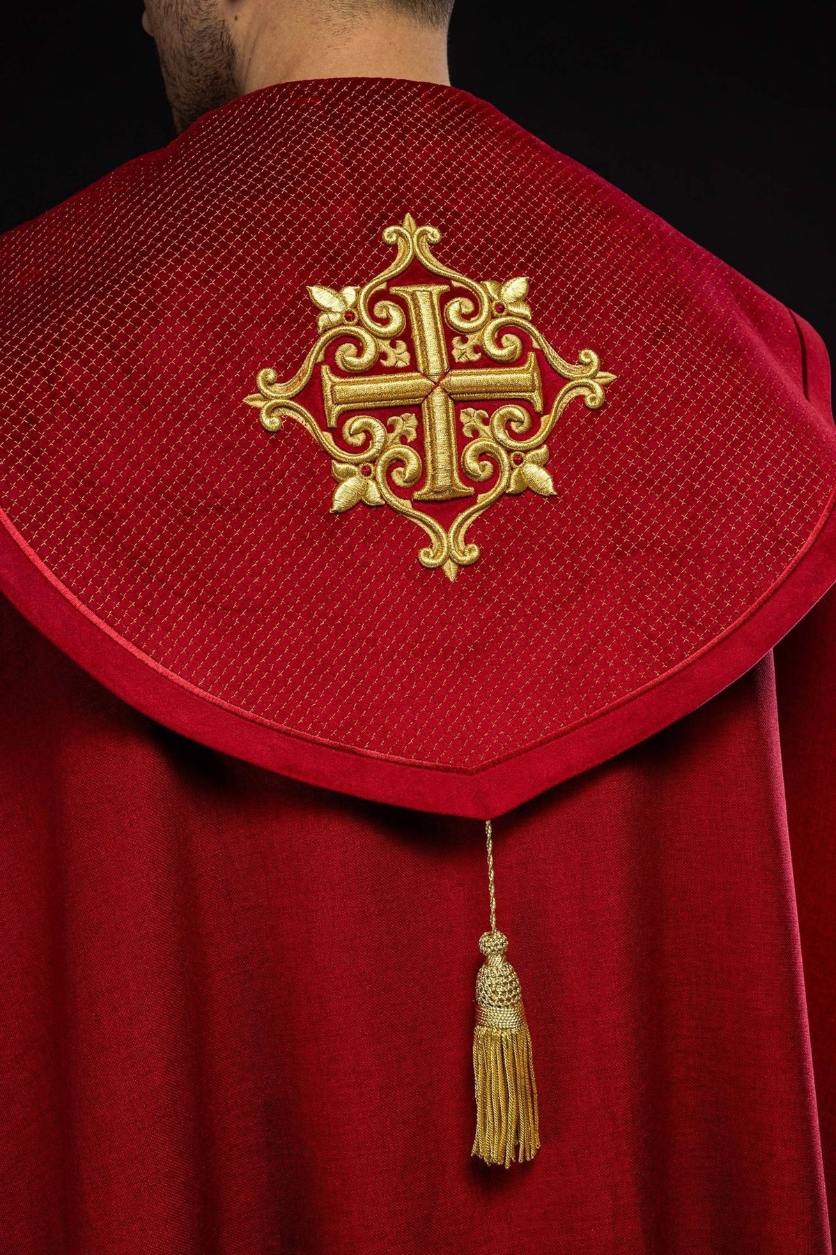 Kapa liturgiczna z aksamitnym czerwonym pasem i haftem krzyży - SZATYLITURGICZNE.PL