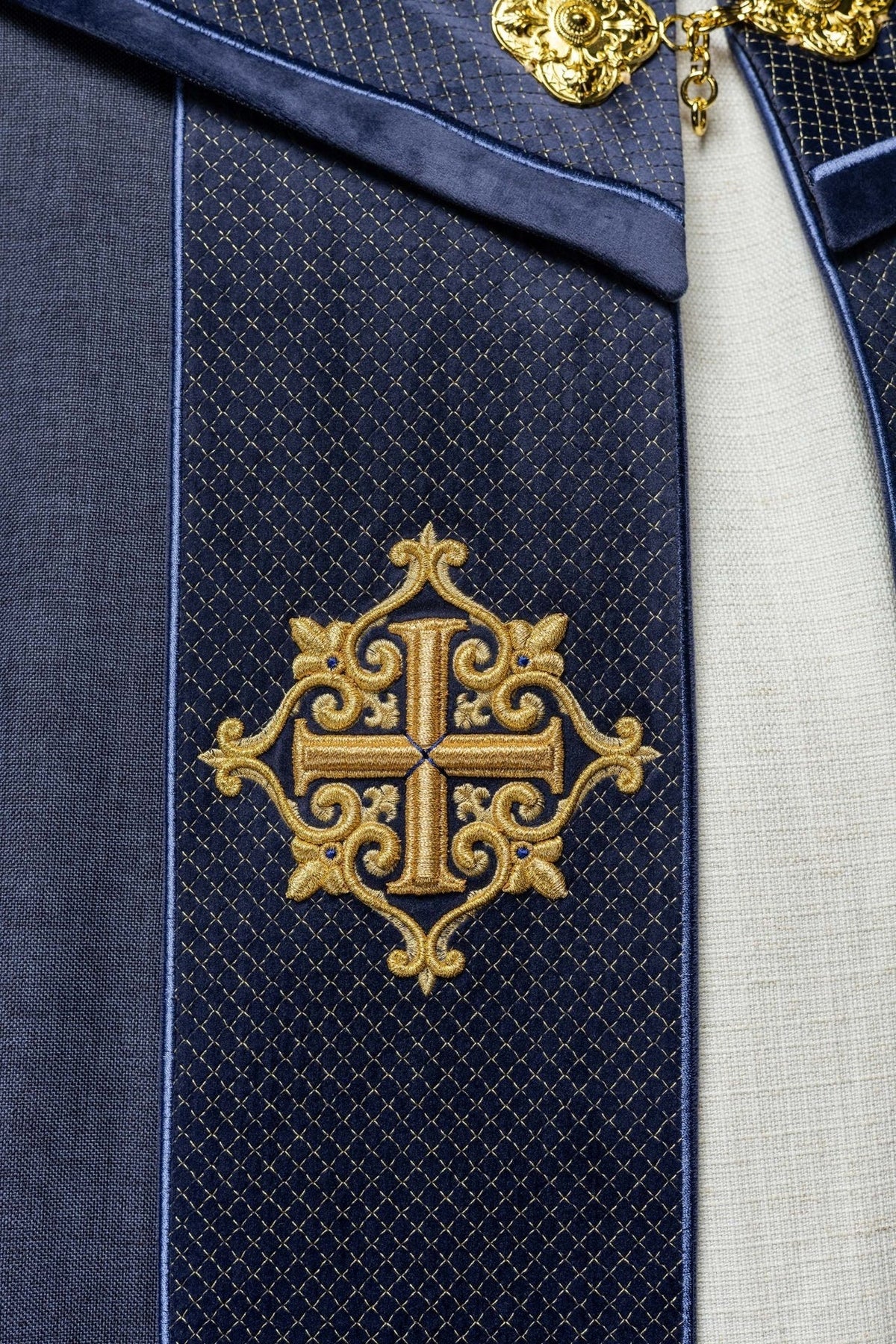 Kapa liturgiczna z aksamitnym fioletowym pasem i haftem krzyży - SZATYLITURGICZNE.PL