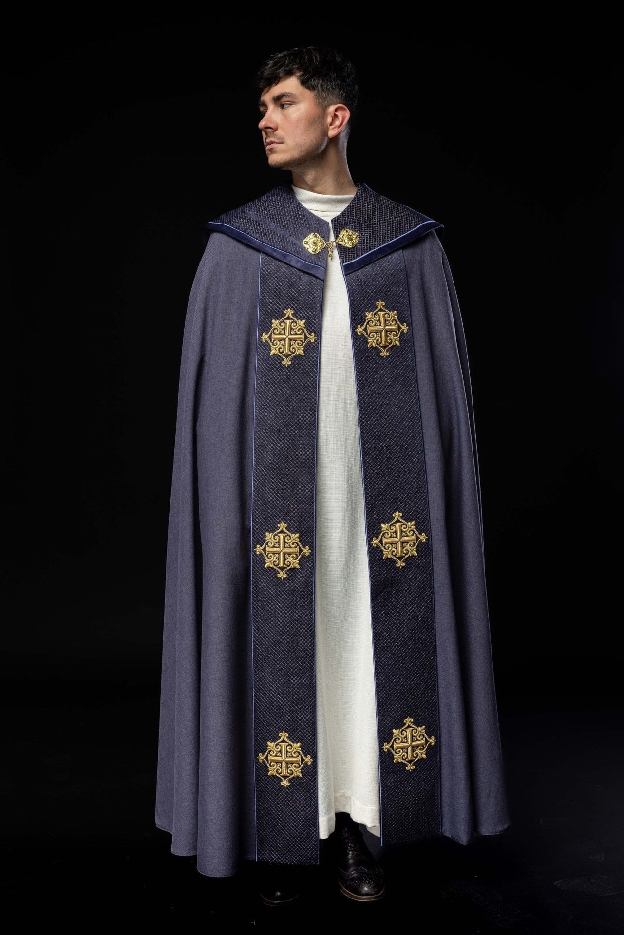 Kapa liturgiczna z aksamitnym fioletowym pasem i haftem krzyży - SZATYLITURGICZNE.PL