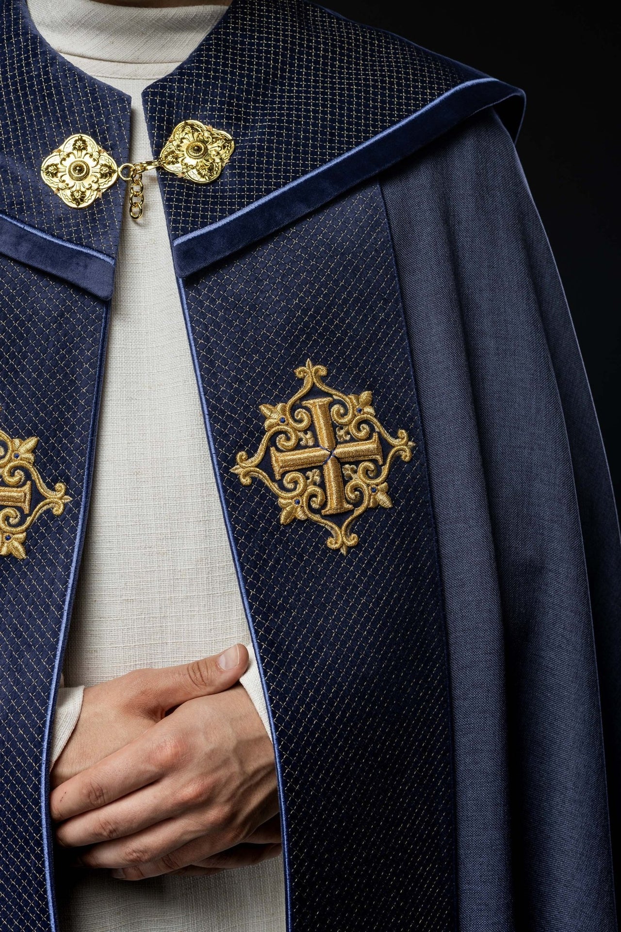 Kapa liturgiczna z aksamitnym fioletowym pasem i haftem krzyży - SZATYLITURGICZNE.PL