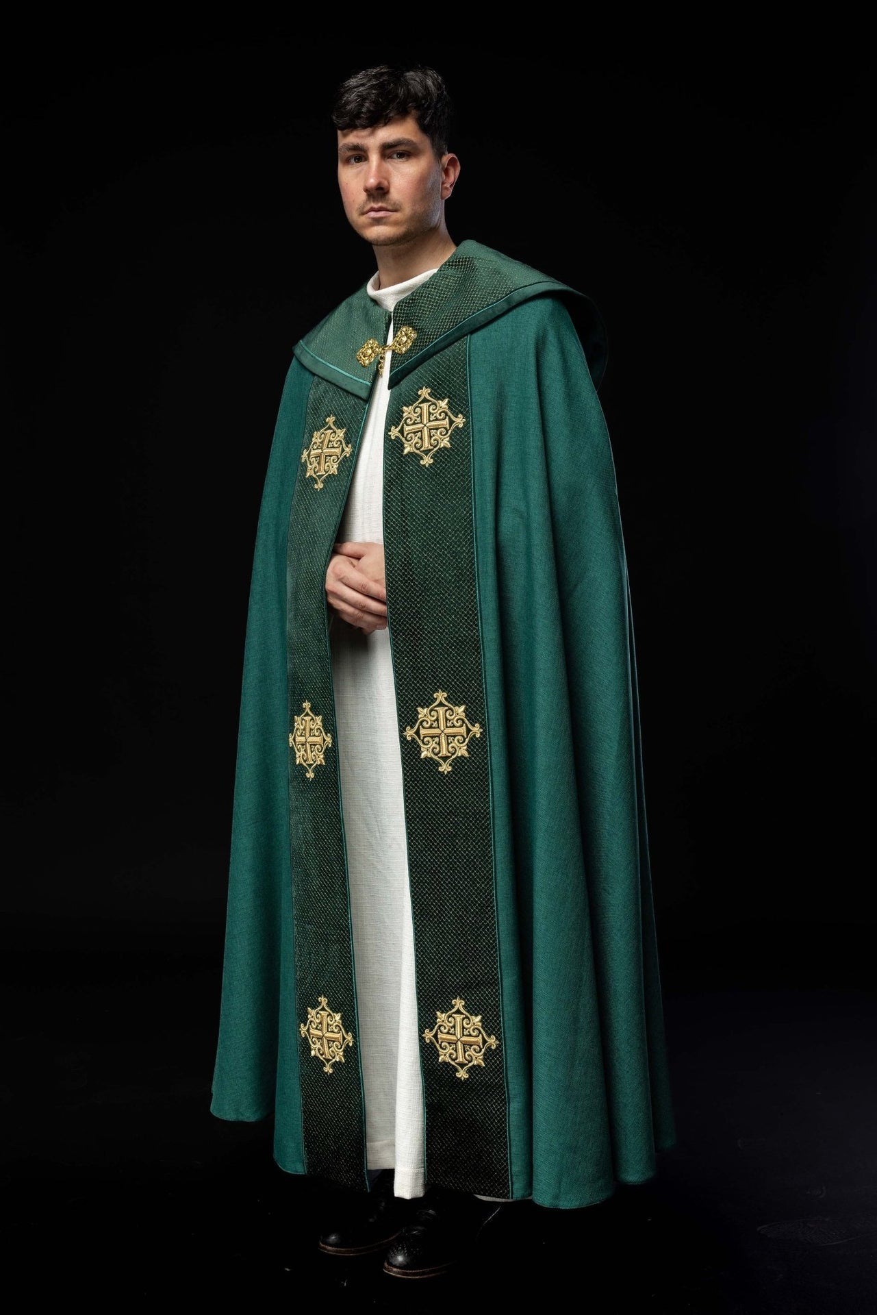 Kapa liturgiczna z aksamitnym zielonym pasem i haftem krzyży - SZATYLITURGICZNE.PL