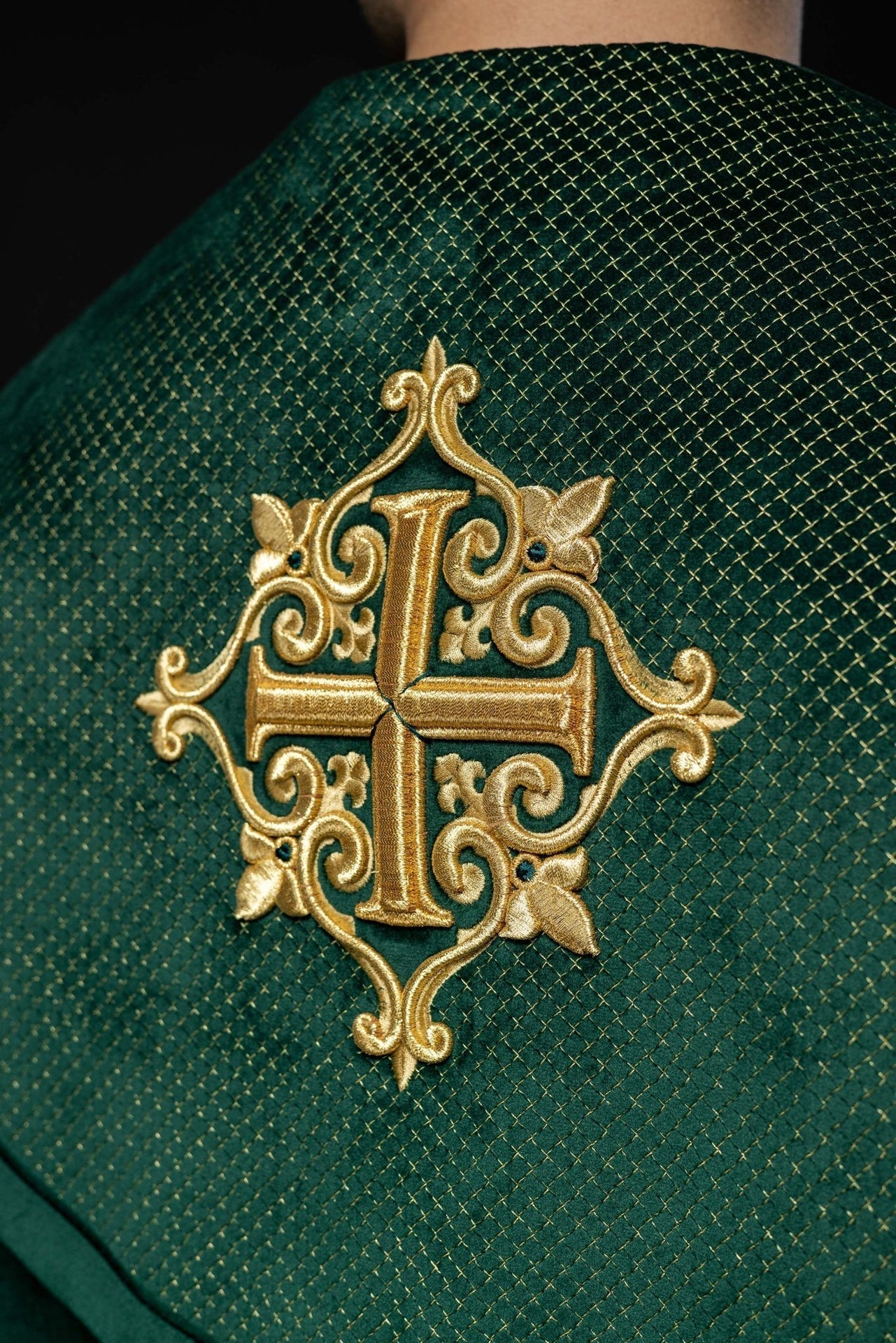 Kapa liturgiczna z aksamitnym zielonym pasem i haftem krzyży - SZATYLITURGICZNE.PL