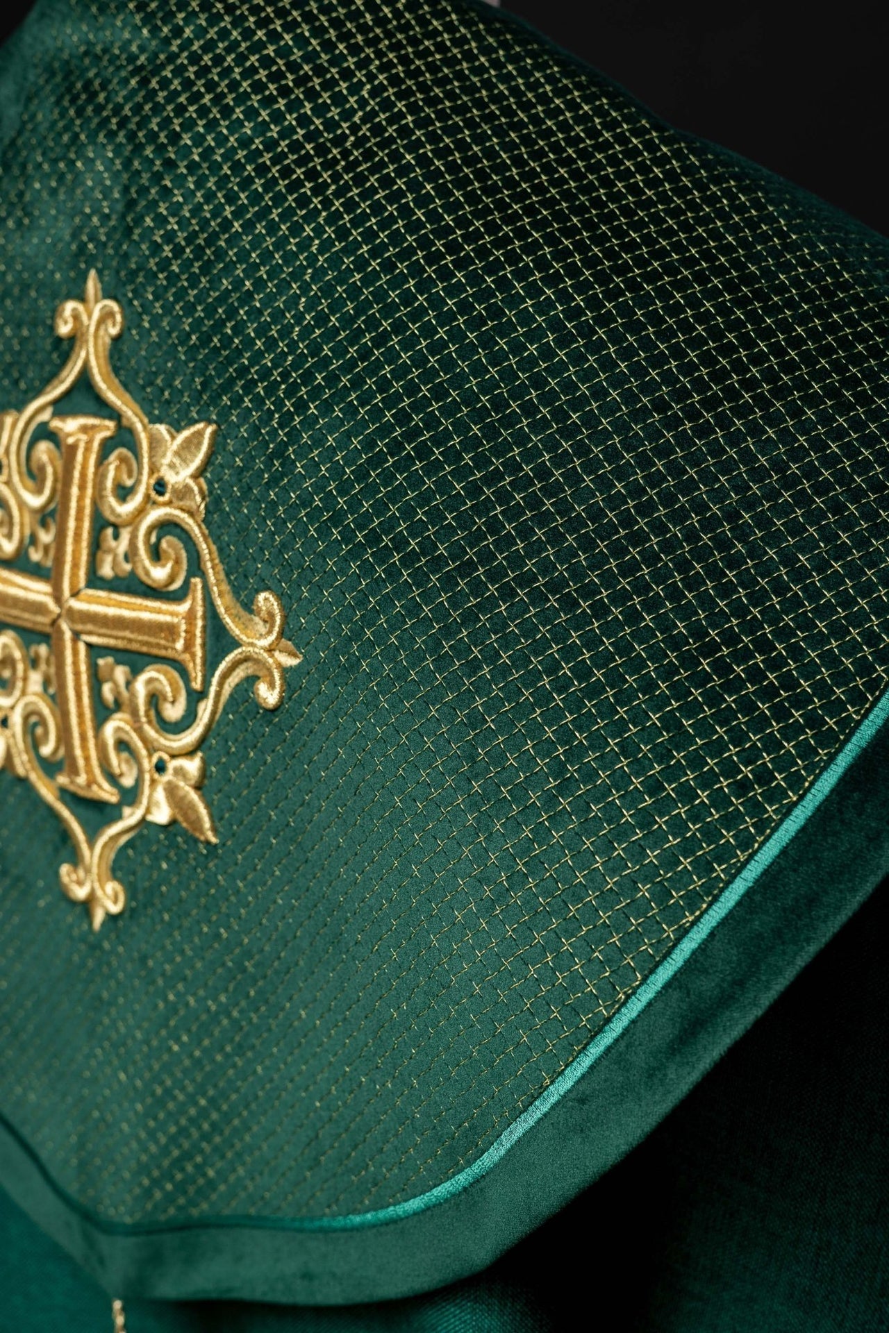 Kapa liturgiczna z aksamitnym zielonym pasem i haftem krzyży - SZATYLITURGICZNE.PL