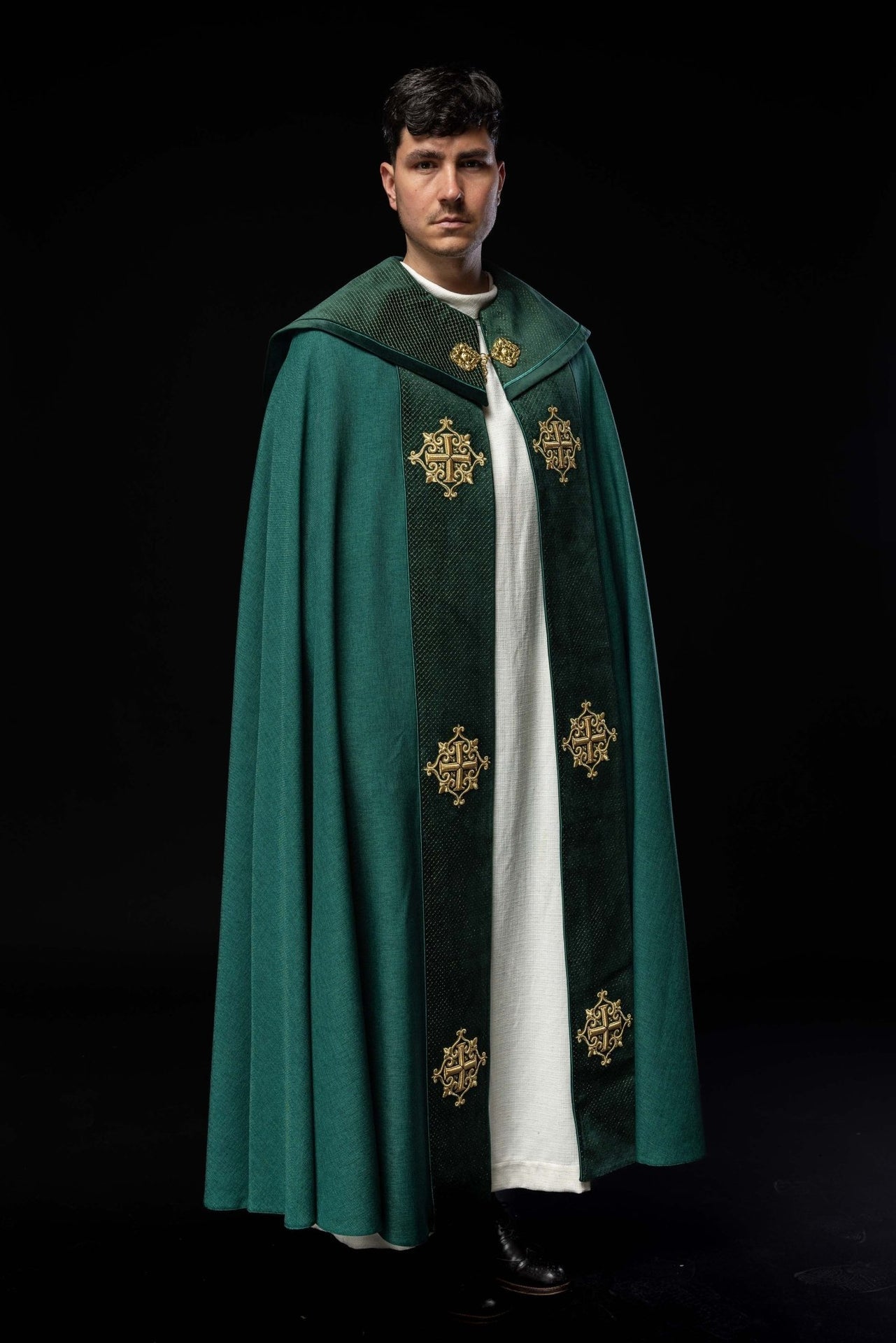 Kapa liturgiczna z aksamitnym zielonym pasem i haftem krzyży - SZATYLITURGICZNE.PL
