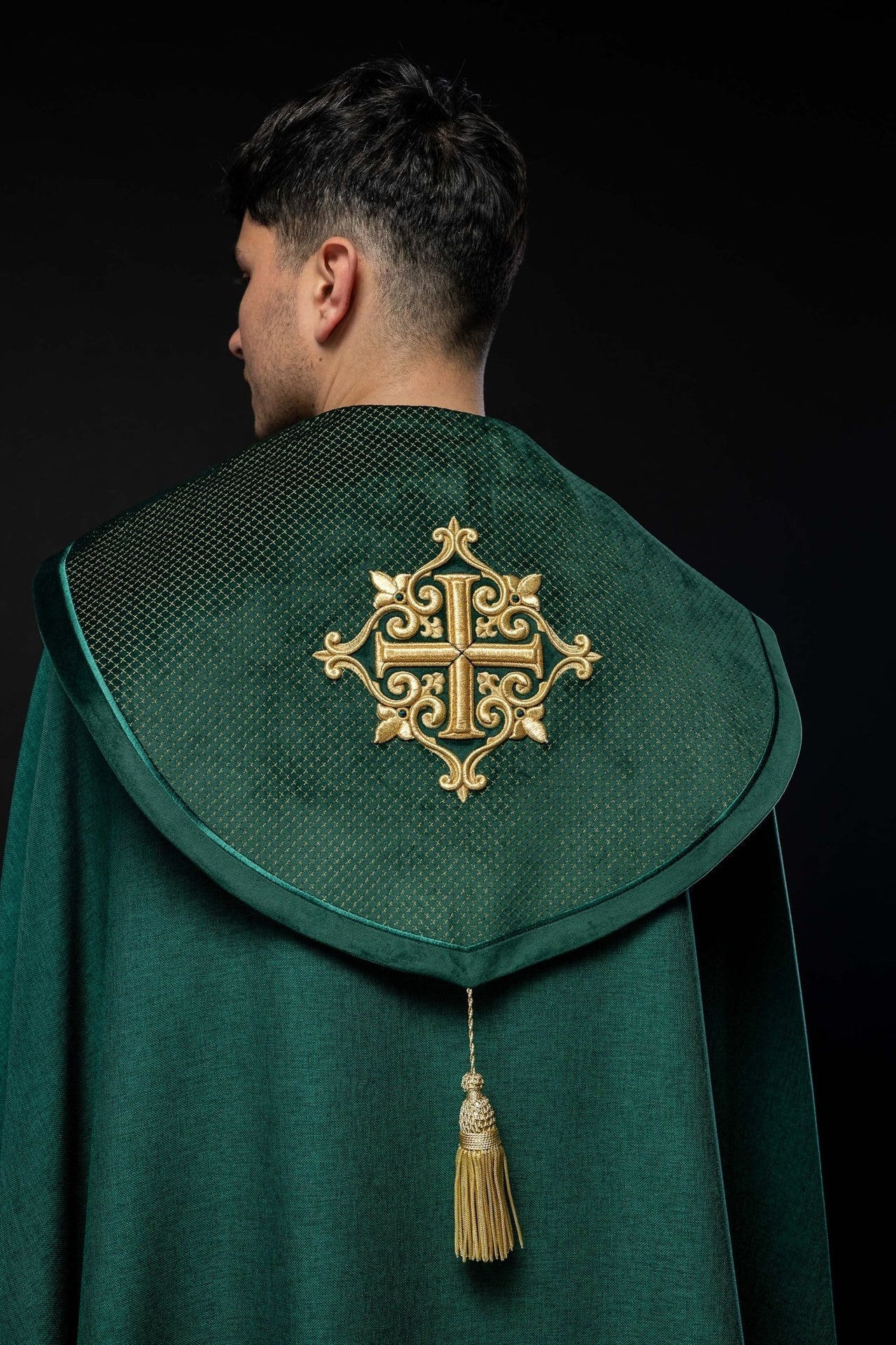 Kapa liturgiczna z aksamitnym zielonym pasem i haftem krzyży - SZATYLITURGICZNE.PL