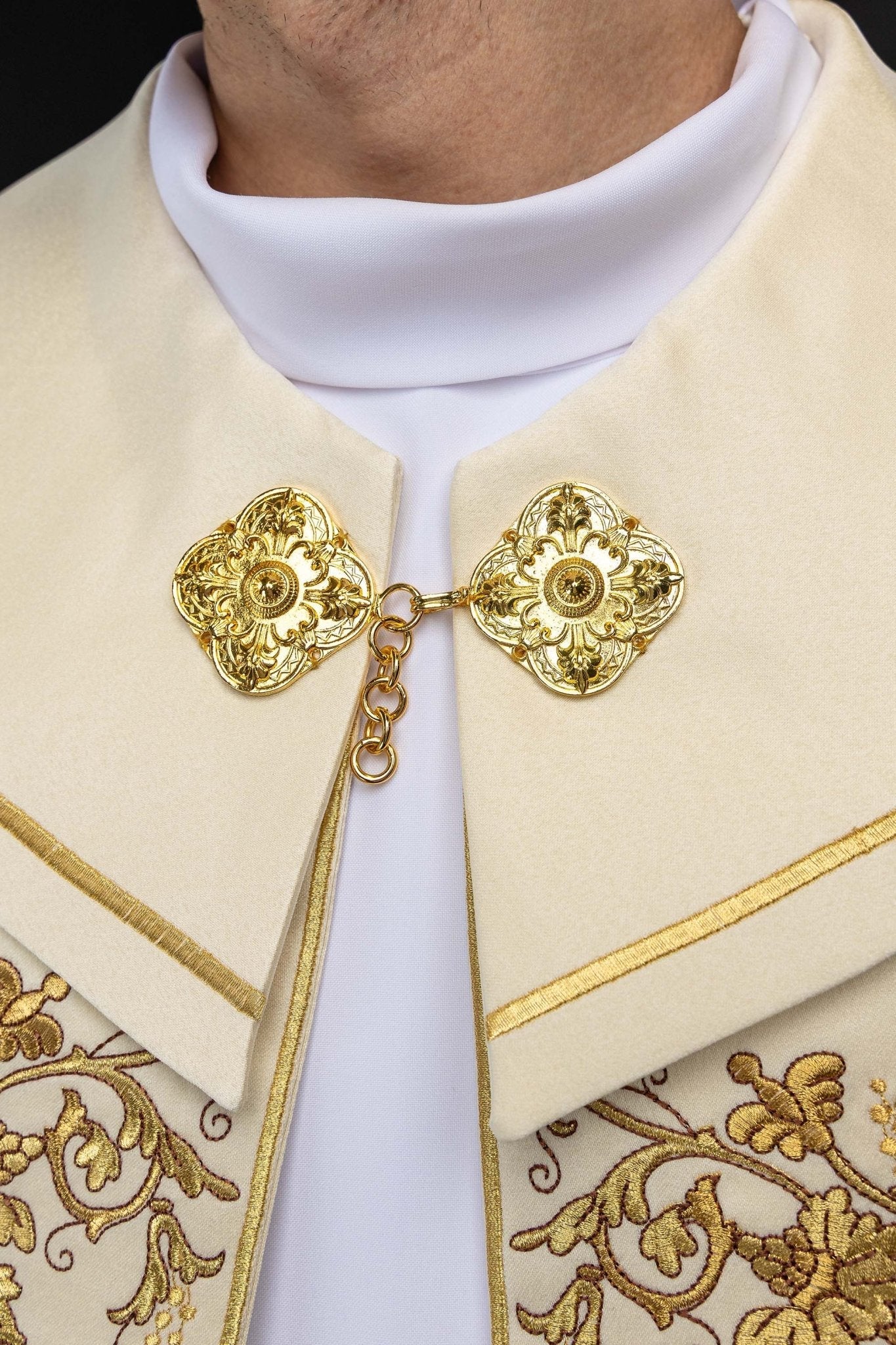 Kapa liturgiczna z haftem Najświętszego Serca Jezusa - SZATYLITURGICZNE.PL