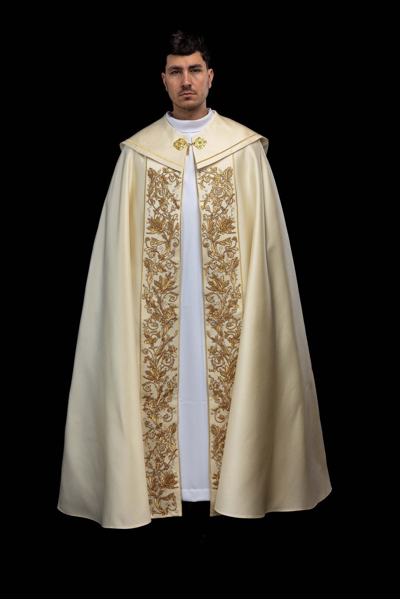 Kapa liturgiczna z haftem Najświętszego Serca Jezusa - SZATYLITURGICZNE.PL