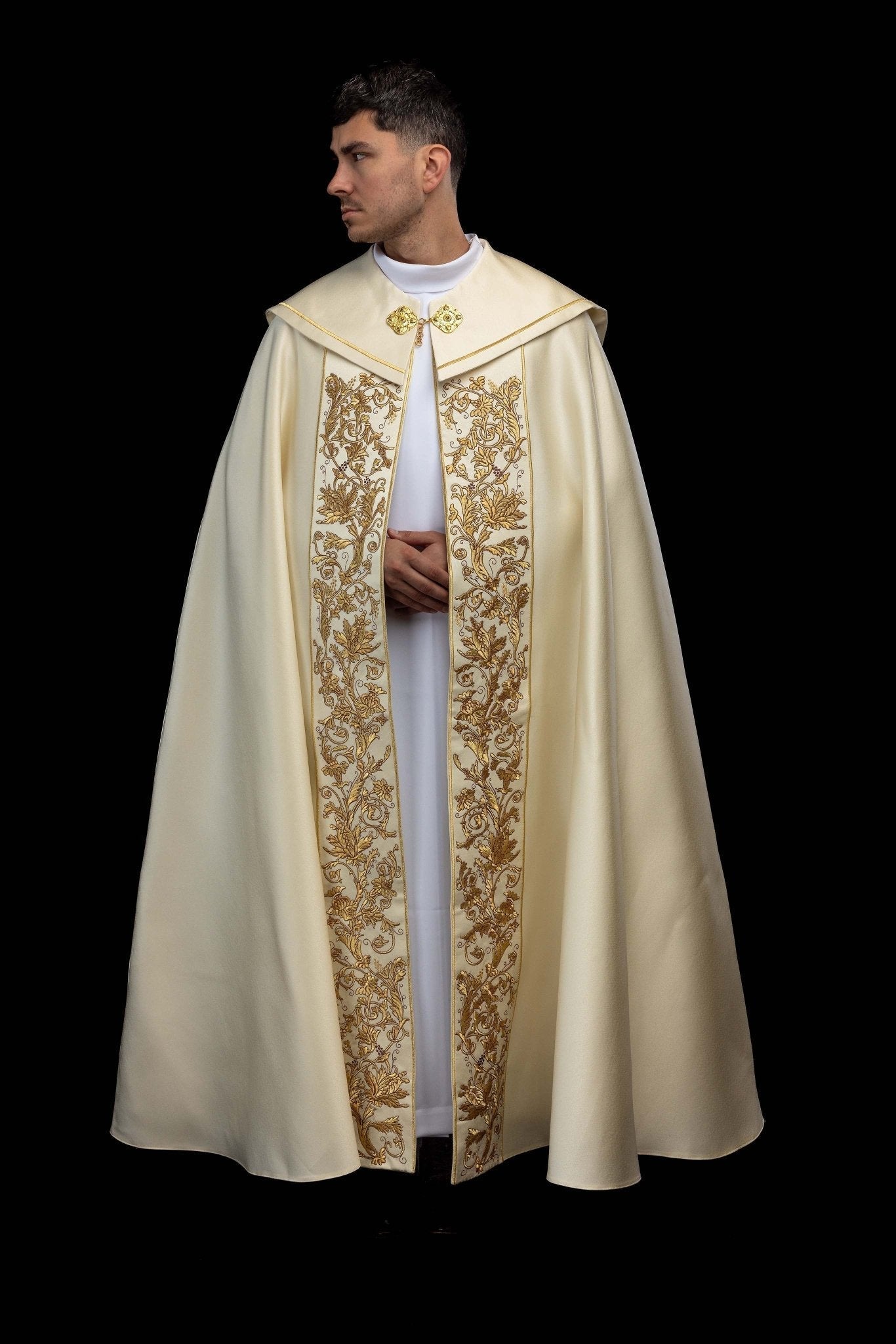 Kapa liturgiczna z haftem Najświętszego Serca Jezusa - SZATYLITURGICZNE.PL