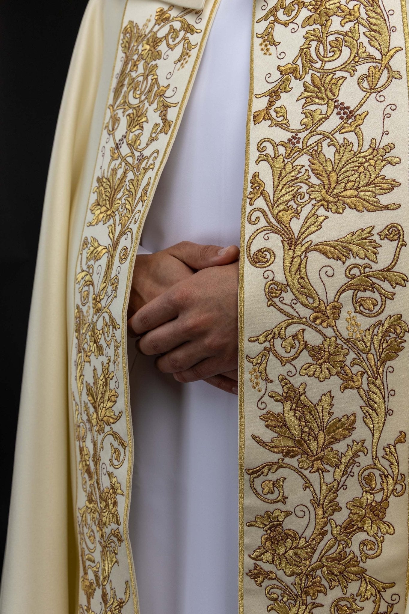 Kapa liturgiczna z haftem Najświętszego Serca Jezusa - SZATYLITURGICZNE.PL