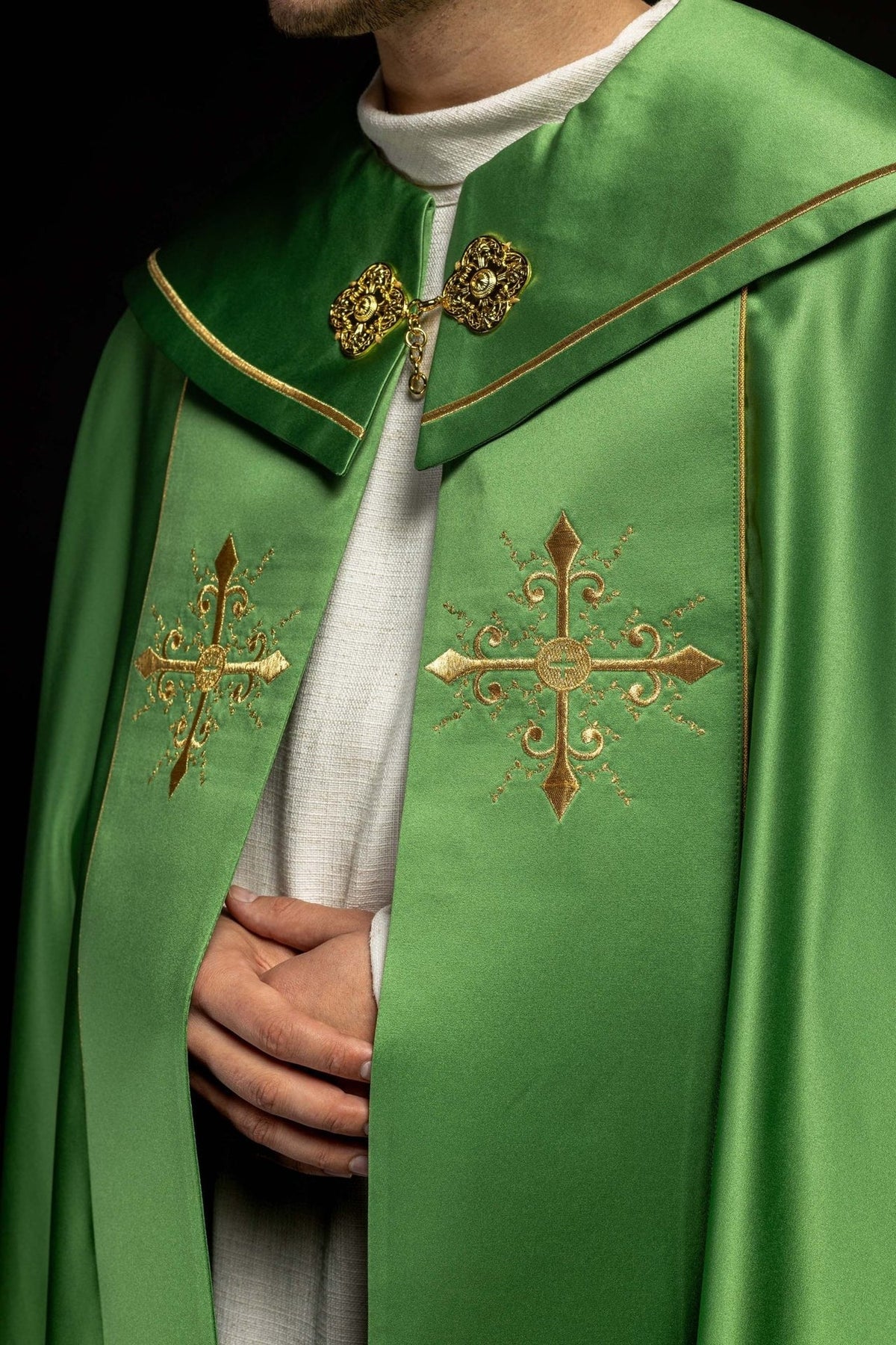 Kapa liturgiczna z szerokim haftowanym pasem w krzyże w kolorze zielonym - SZATYLITURGICZNE.PL