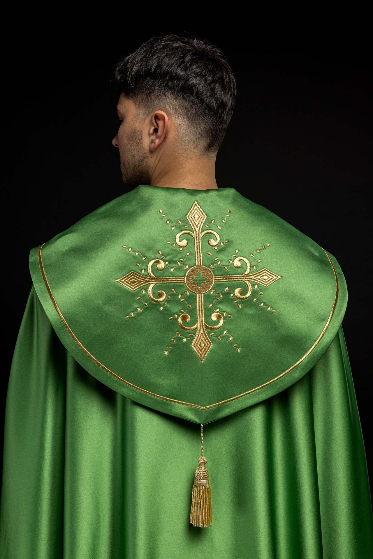 Kapa liturgiczna z szerokim haftowanym pasem w krzyże w kolorze zielonym - SZATYLITURGICZNE.PL