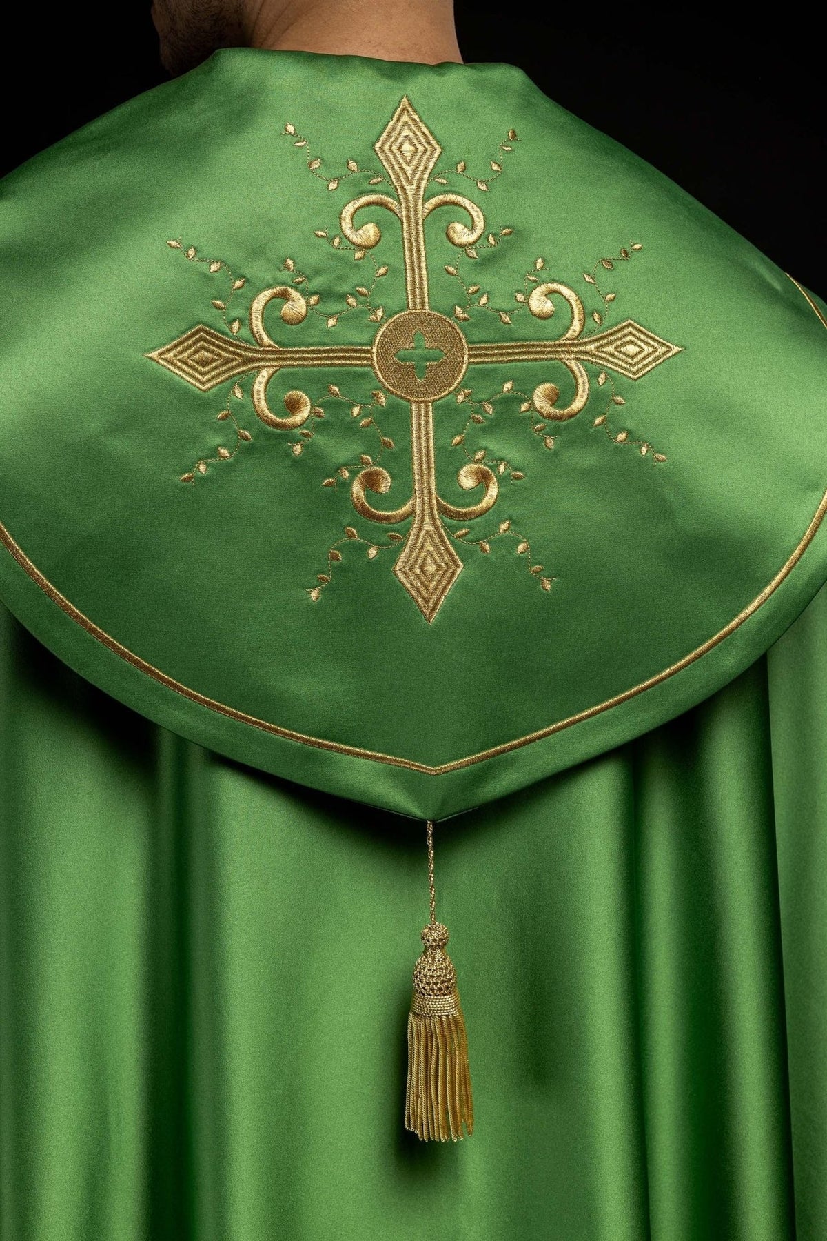 Kapa liturgiczna z szerokim haftowanym pasem w krzyże w kolorze zielonym - SZATYLITURGICZNE.PL