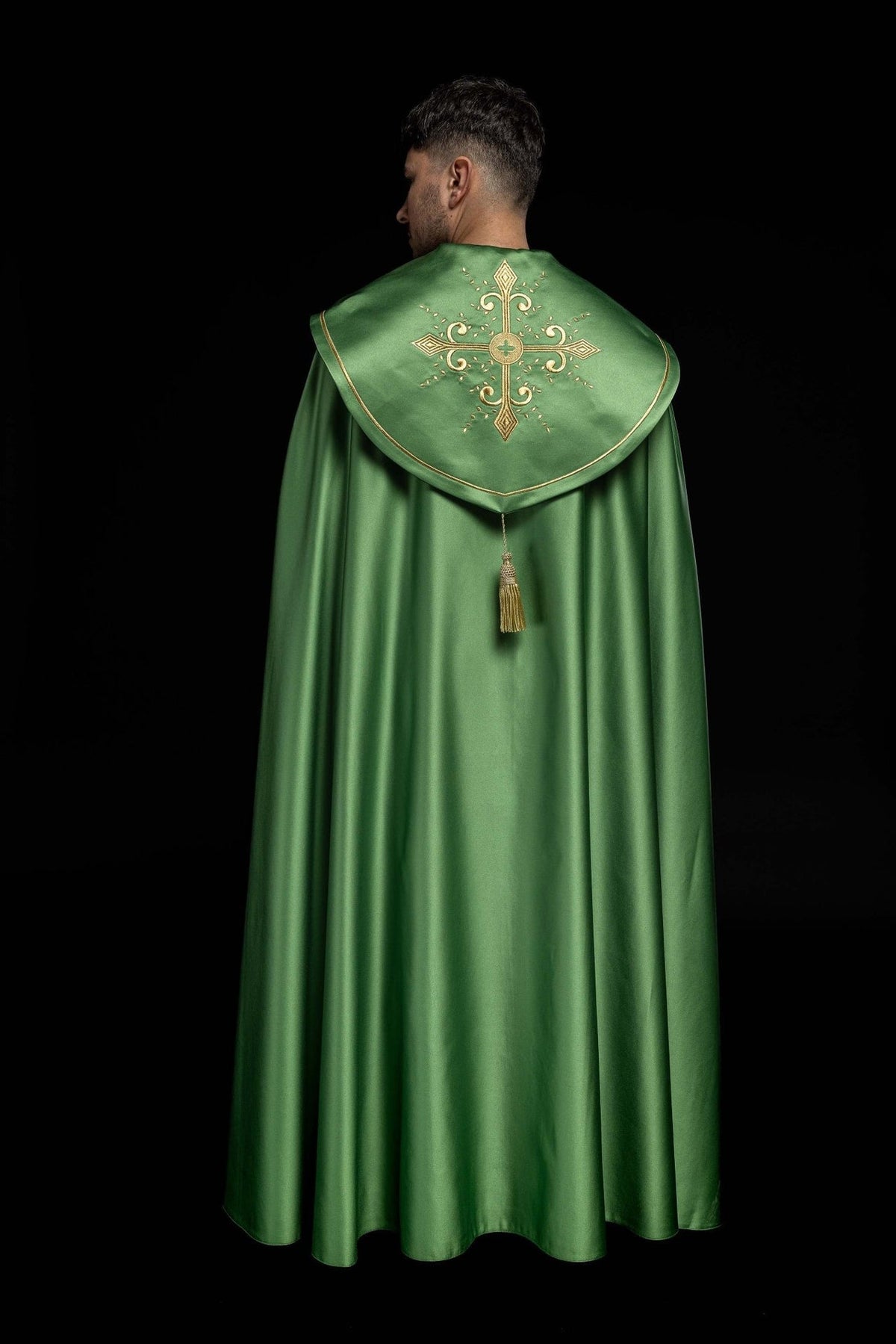 Kapa liturgiczna z szerokim haftowanym pasem w krzyże w kolorze zielonym - SZATYLITURGICZNE.PL