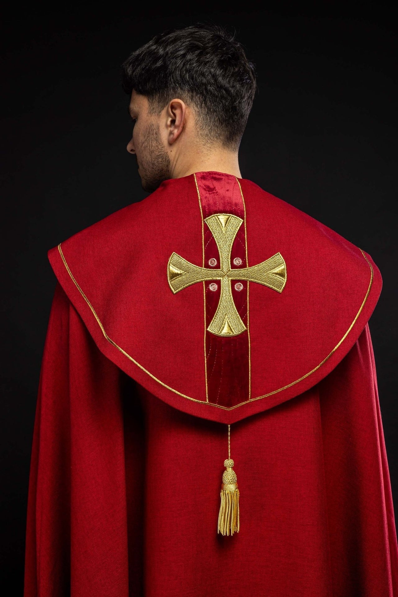 Kapa w haftowane złote krzyże z czerwonym aksamitem - SZATYLITURGICZNE.PL