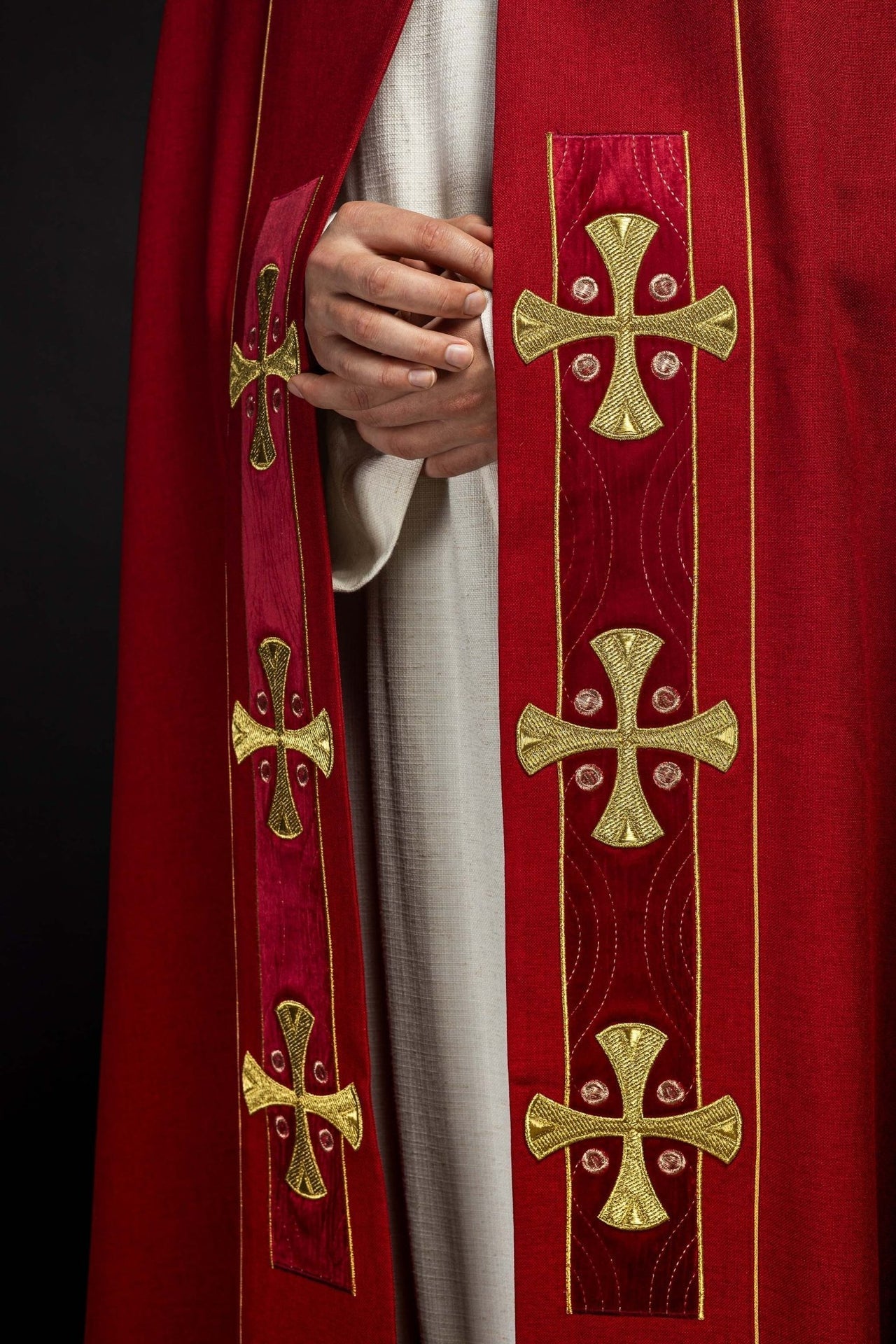 Kapa w haftowane złote krzyże z czerwonym aksamitem - SZATYLITURGICZNE.PL