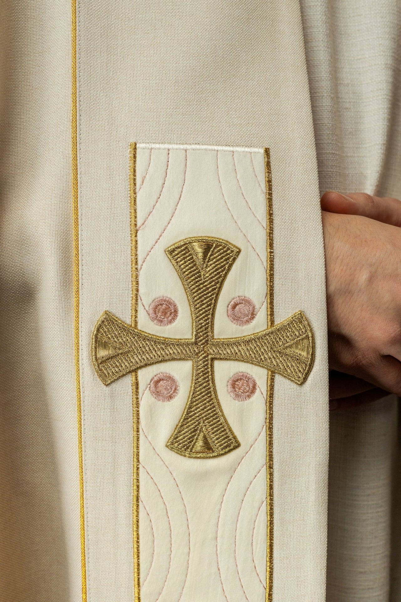 Kapa w haftowane złote krzyże z ecru aksamitem - SZATYLITURGICZNE.PL