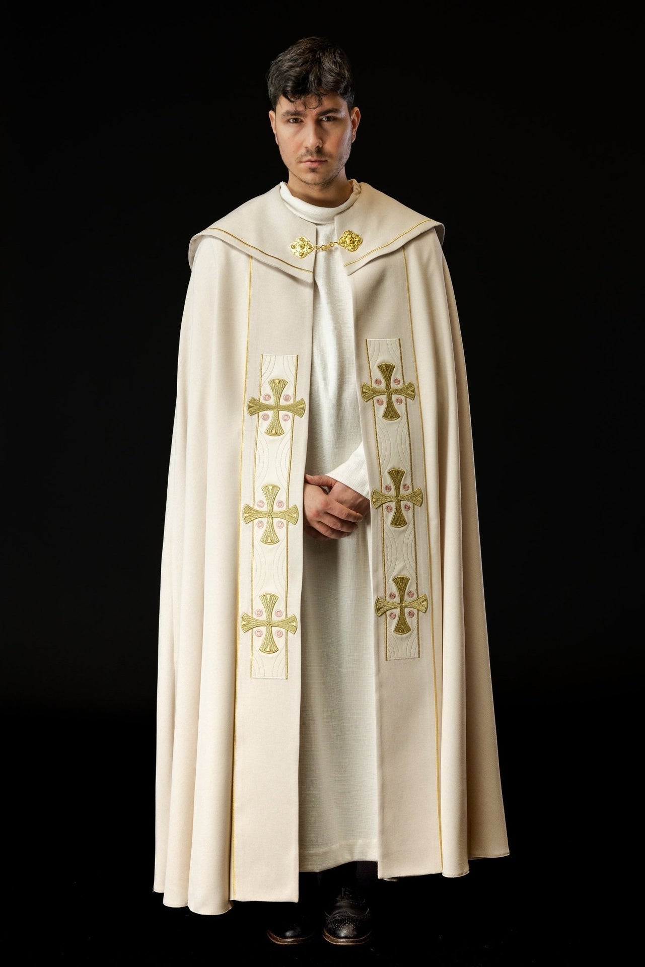 Kapa w haftowane złote krzyże z ecru aksamitem - SZATYLITURGICZNE.PL