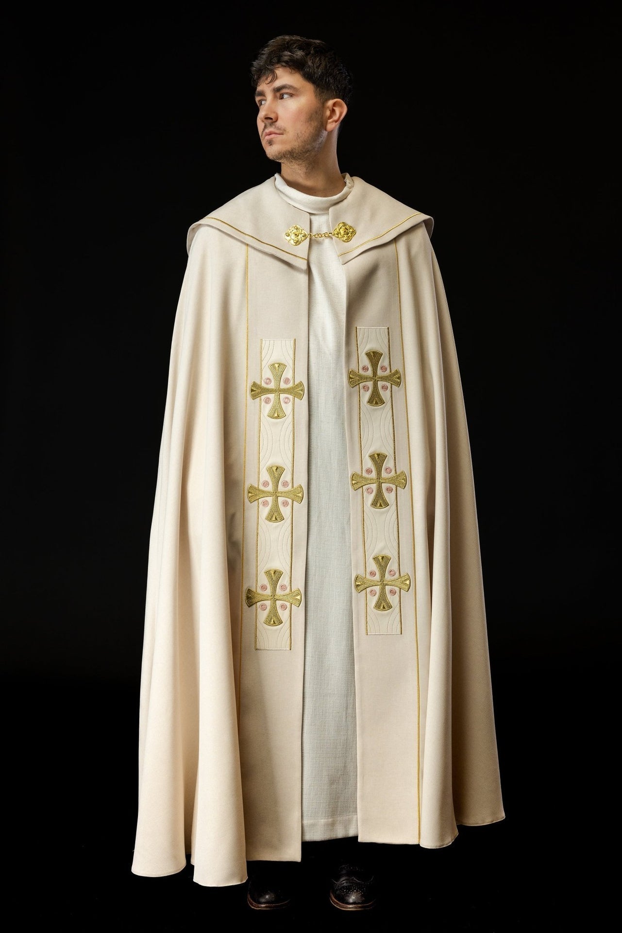 Kapa w haftowane złote krzyże z ecru aksamitem - SZATYLITURGICZNE.PL