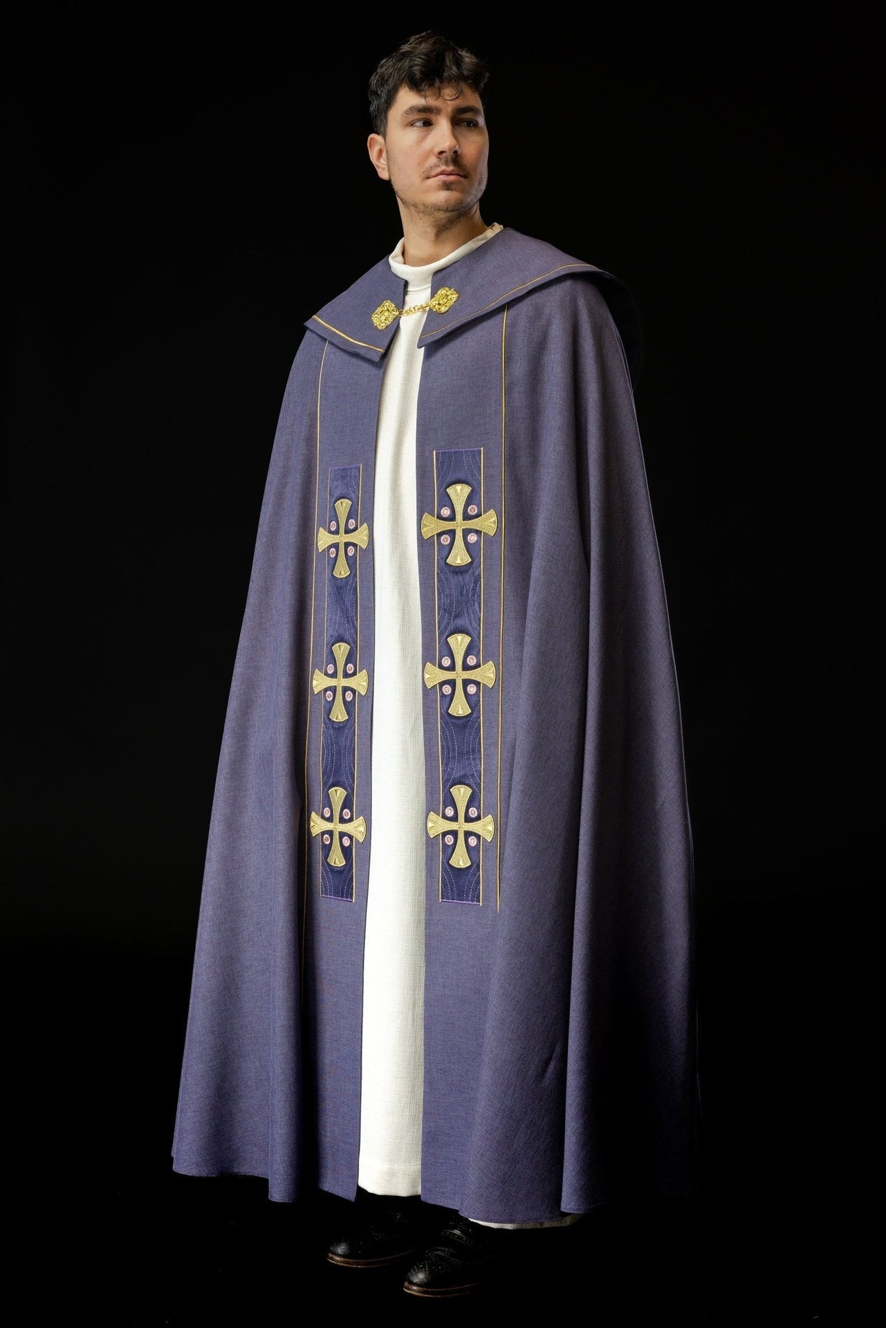 Kapa w haftowane złote krzyże z fioletowym aksamitem - SZATYLITURGICZNE.PL