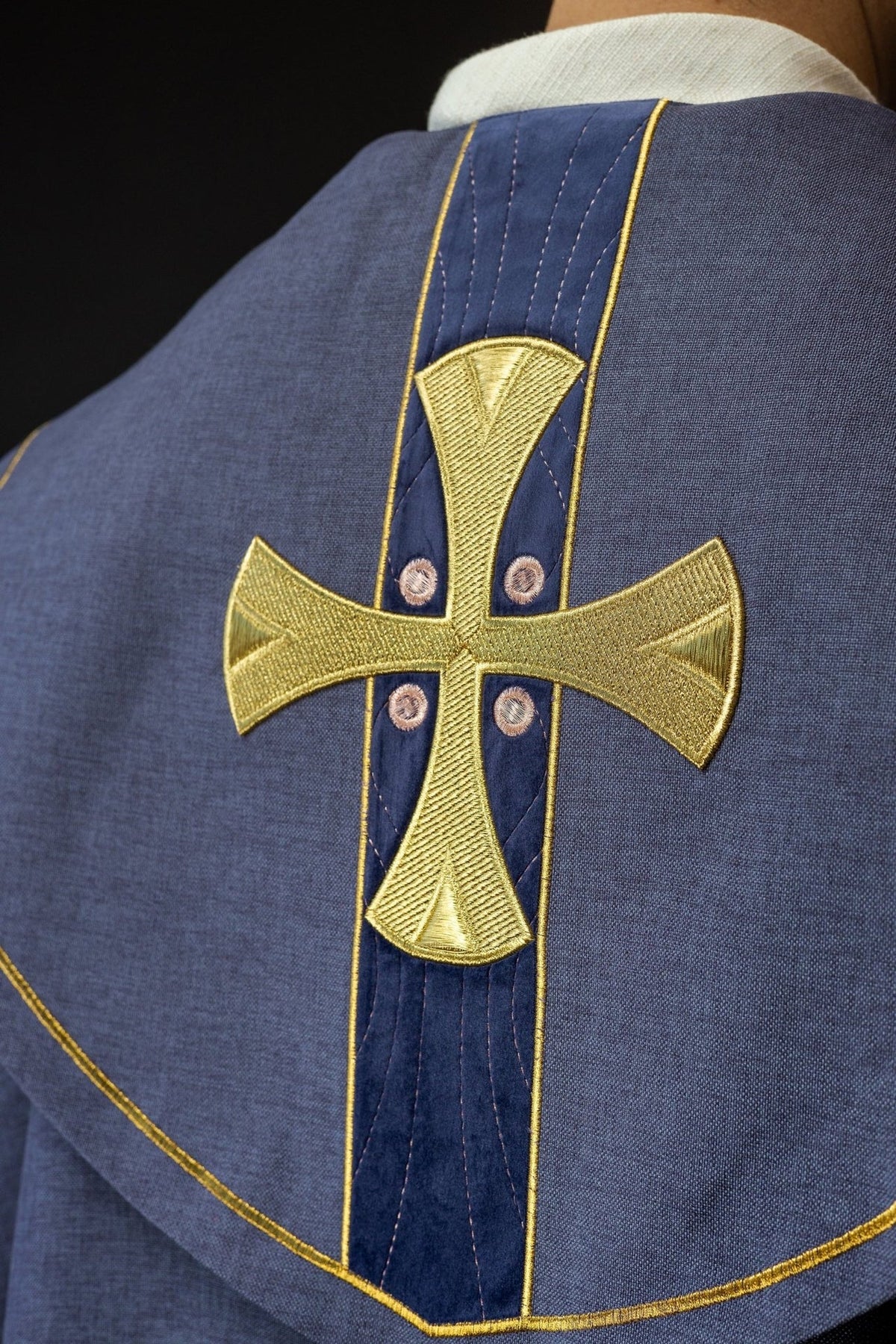 Kapa w haftowane złote krzyże z fioletowym aksamitem - SZATYLITURGICZNE.PL