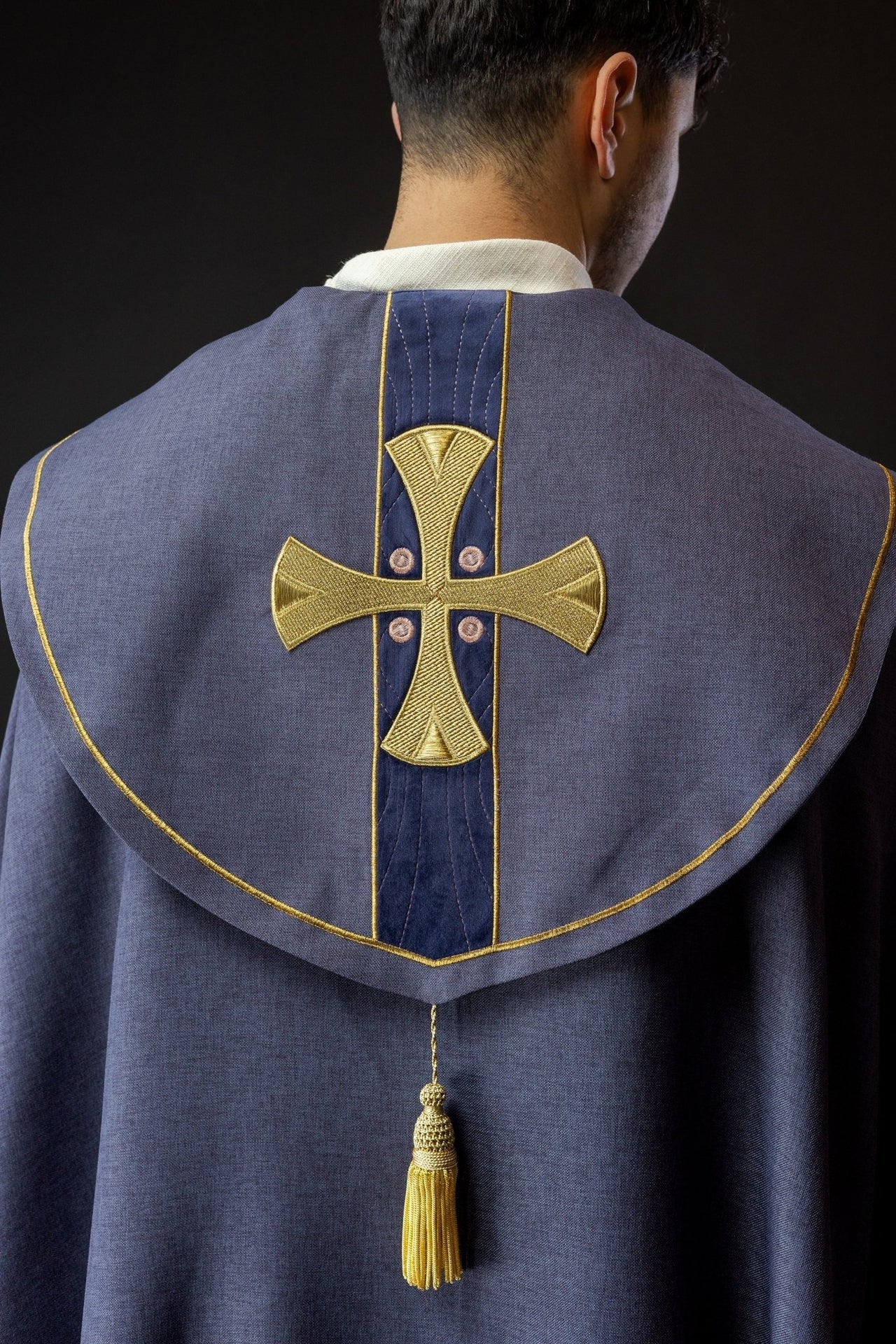 Kapa w haftowane złote krzyże z fioletowym aksamitem - SZATYLITURGICZNE.PL