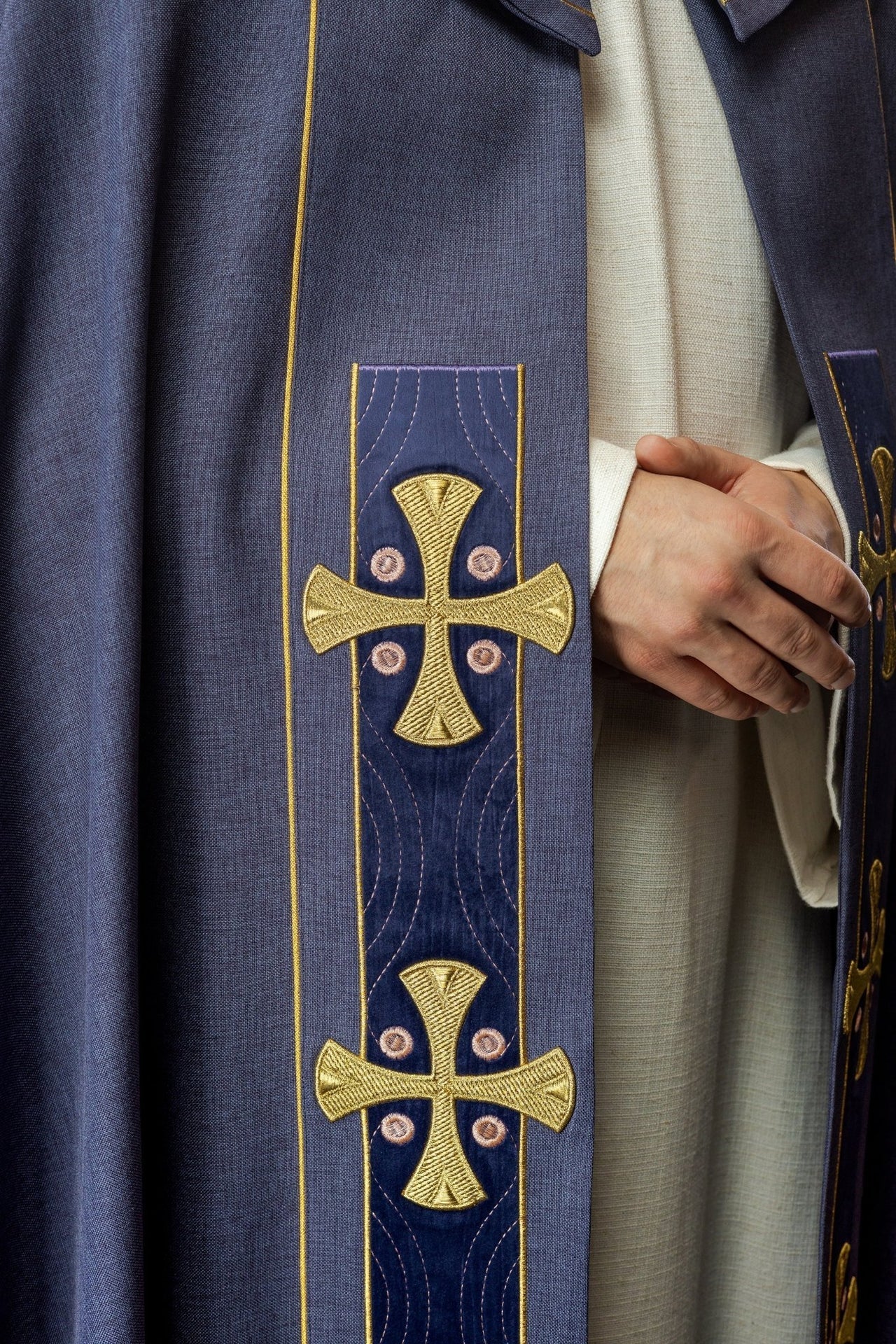 Kapa w haftowane złote krzyże z fioletowym aksamitem - SZATYLITURGICZNE.PL