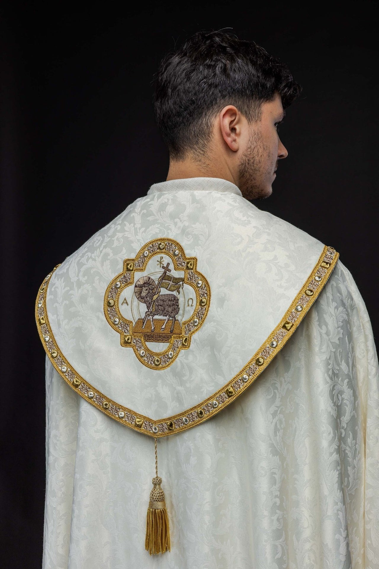 Kapa z barankiem wielkanocnym uszyta na ozdobnej tkaninie - SZATYLITURGICZNE.PL