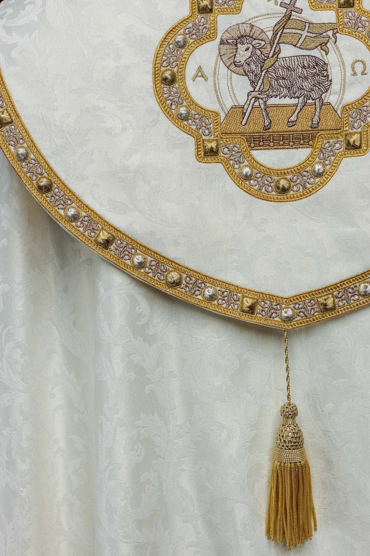 Kapa z barankiem wielkanocnym uszyta na ozdobnej tkaninie - SZATYLITURGICZNE.PL