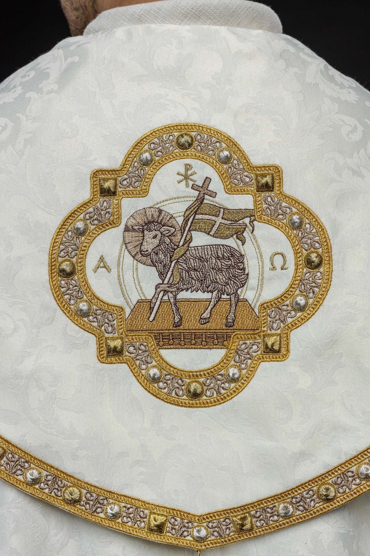 Kapa z barankiem wielkanocnym uszyta na ozdobnej tkaninie - SZATYLITURGICZNE.PL
